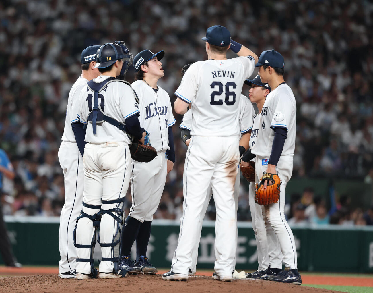 西武対日本ハム　9回表日本ハム1死二塁、勝ち越されマウンドに集まる西武ナイン（撮影・増田悦実）