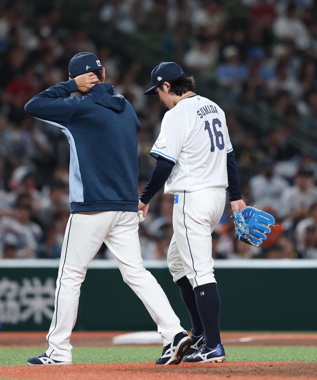 西武対日本ハム　9回表日本ハム1死二塁、がっくりとマウンドを降りる隅田知一郎。左は西口文也監督（撮影・増田悦実）