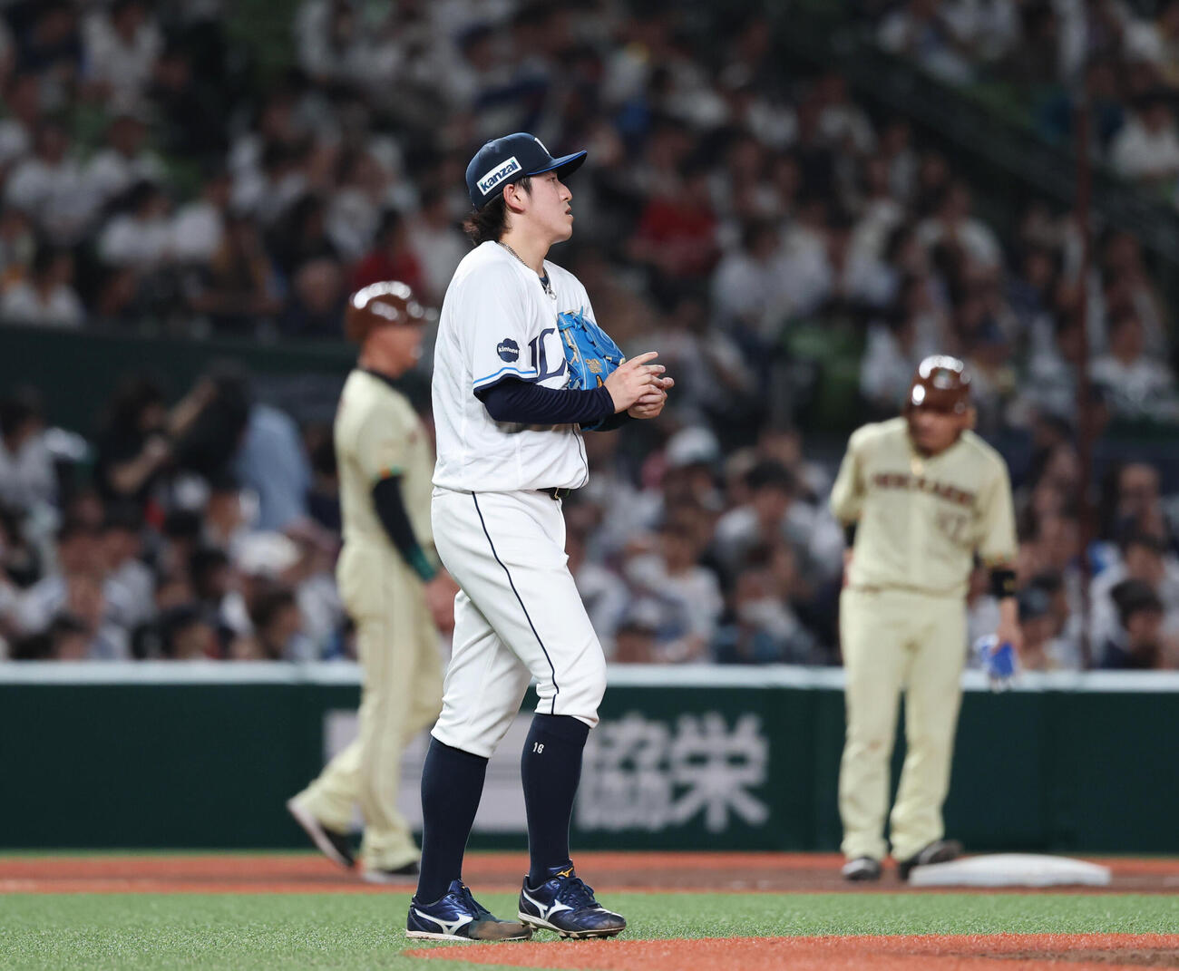 西武対日本ハム　9回表日本ハム1死二塁、水野達稀に適時三塁打を浴びがっくりとする隅田知一郎（撮影・増田悦実）