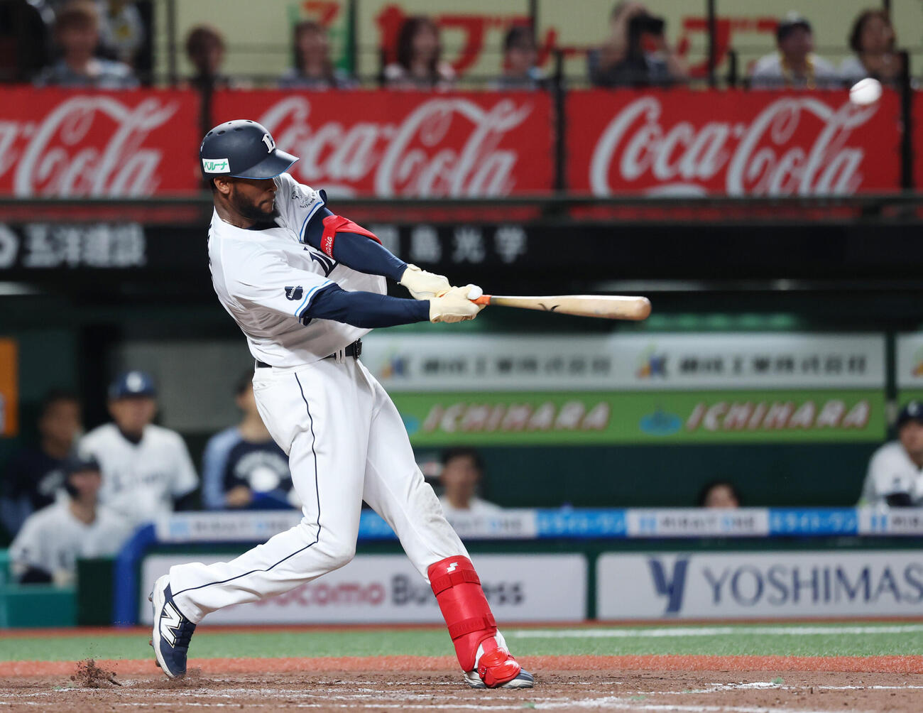 西武対日本ハム　9回裏西武無死、本塁打を放つアレクサンダー・カナリオ（撮影・増田悦実）