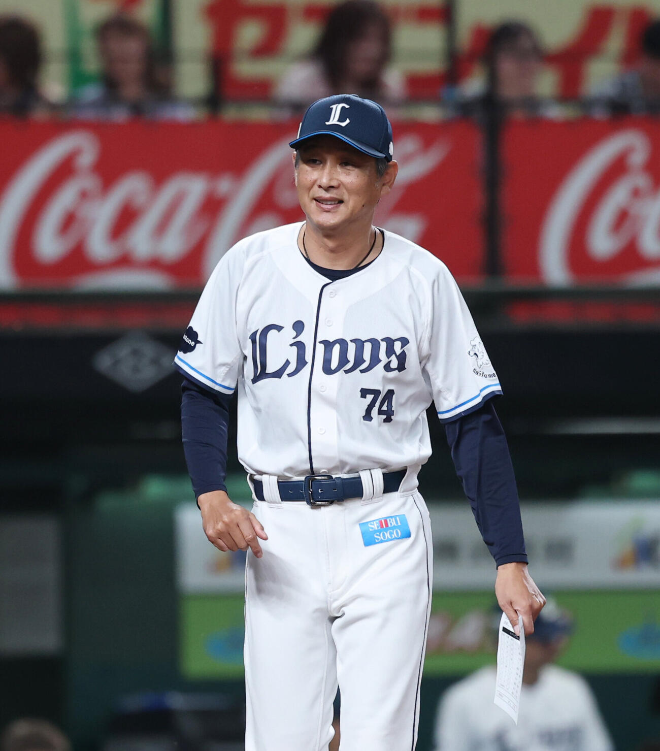 西武対日本ハム　メンバー表交換に向かう西武西口文也監督（撮影・増田悦実）