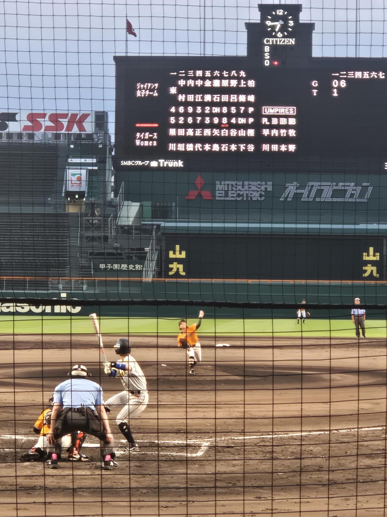 阪神タイガースWomen対読売ジャイアンツ女子の交流戦で、読売女子柏崎咲知投手と対戦する阪神Women白石美優外野手（撮影・寺尾博和）