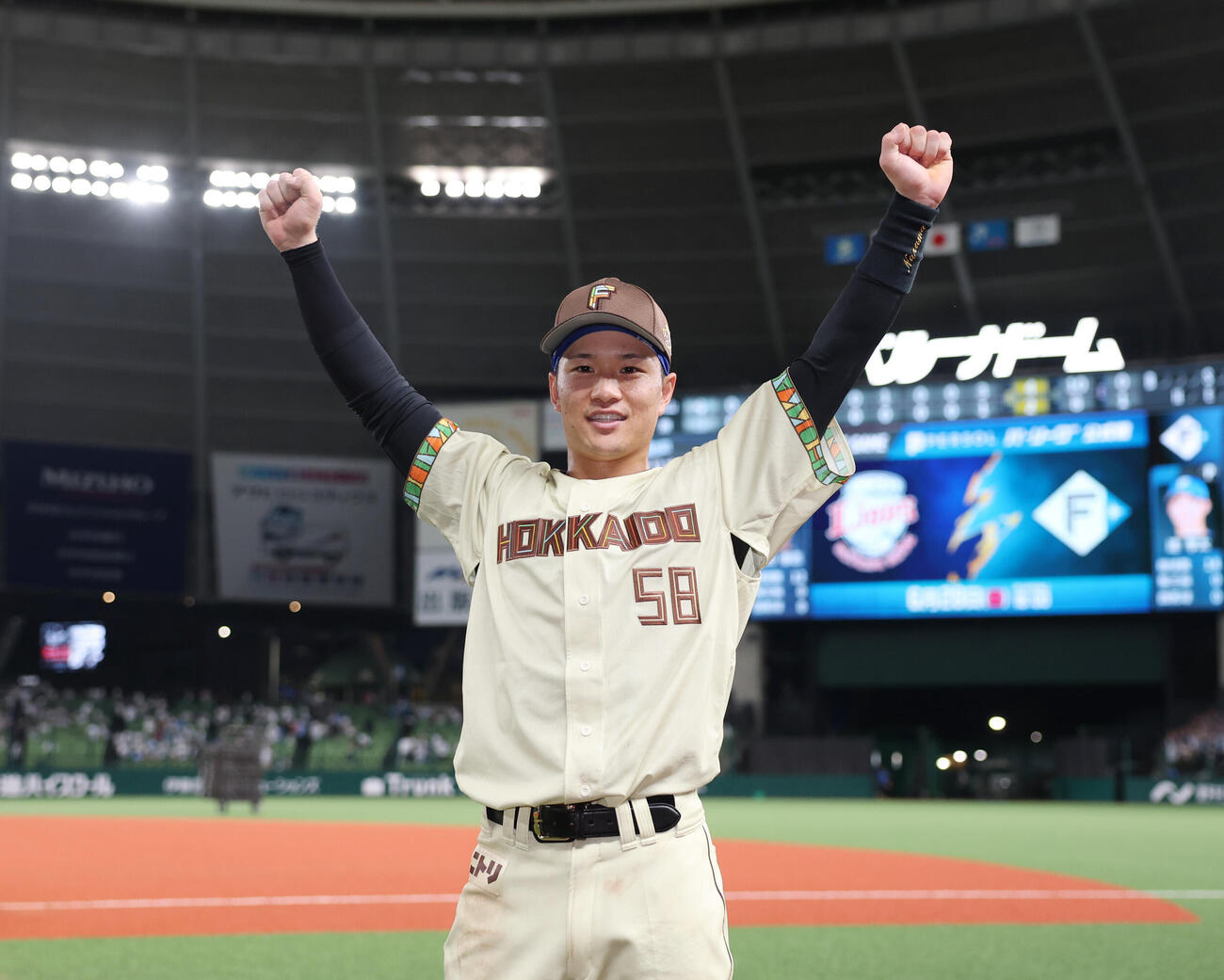 西武対日本ハム　勝利し大きくガッツポーズをする奈良間大己（撮影・増田悦実）