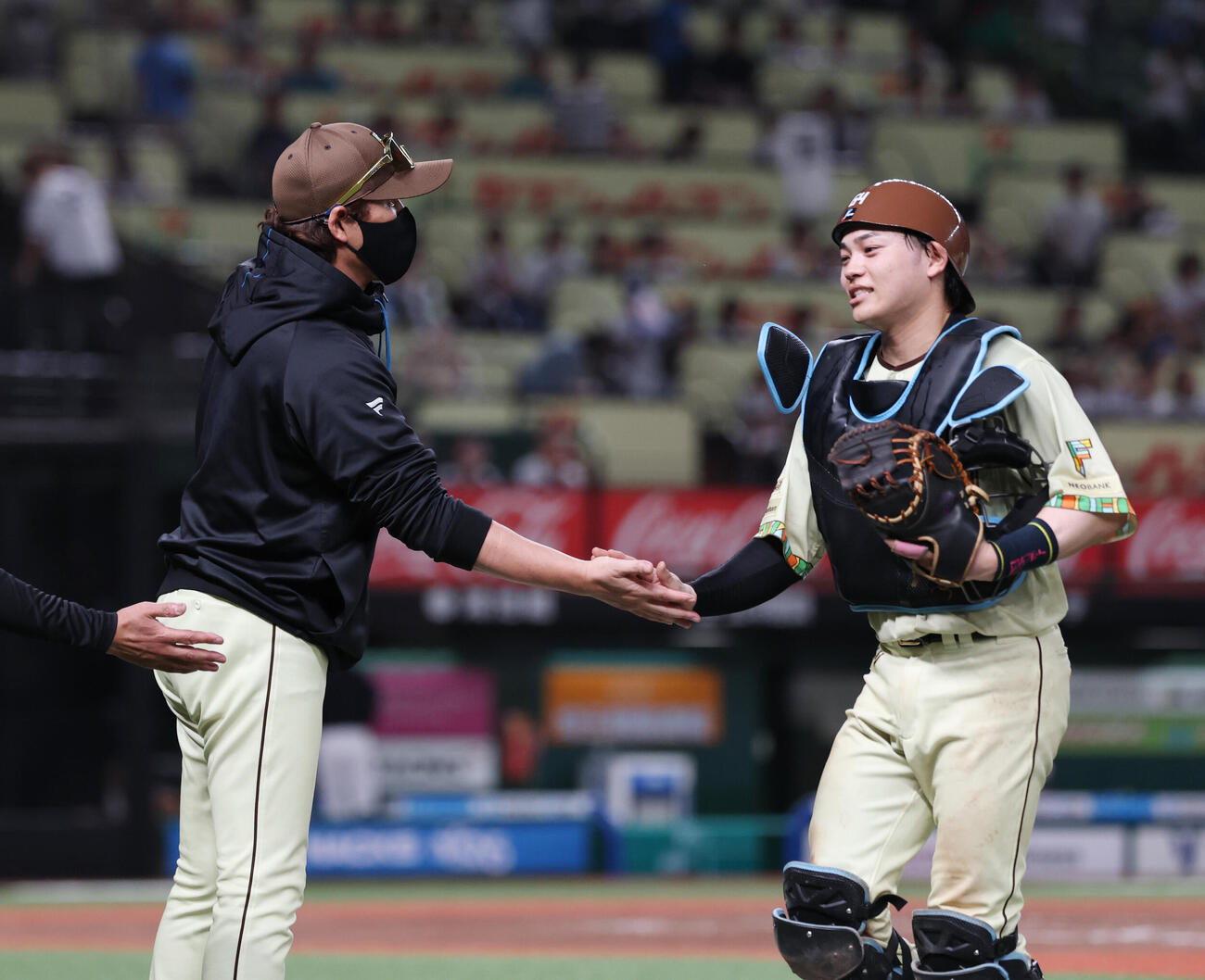 西武対日本ハム　勝利しナインとタッチを交わす新庄剛志監督（左）（撮影・増田悦実）