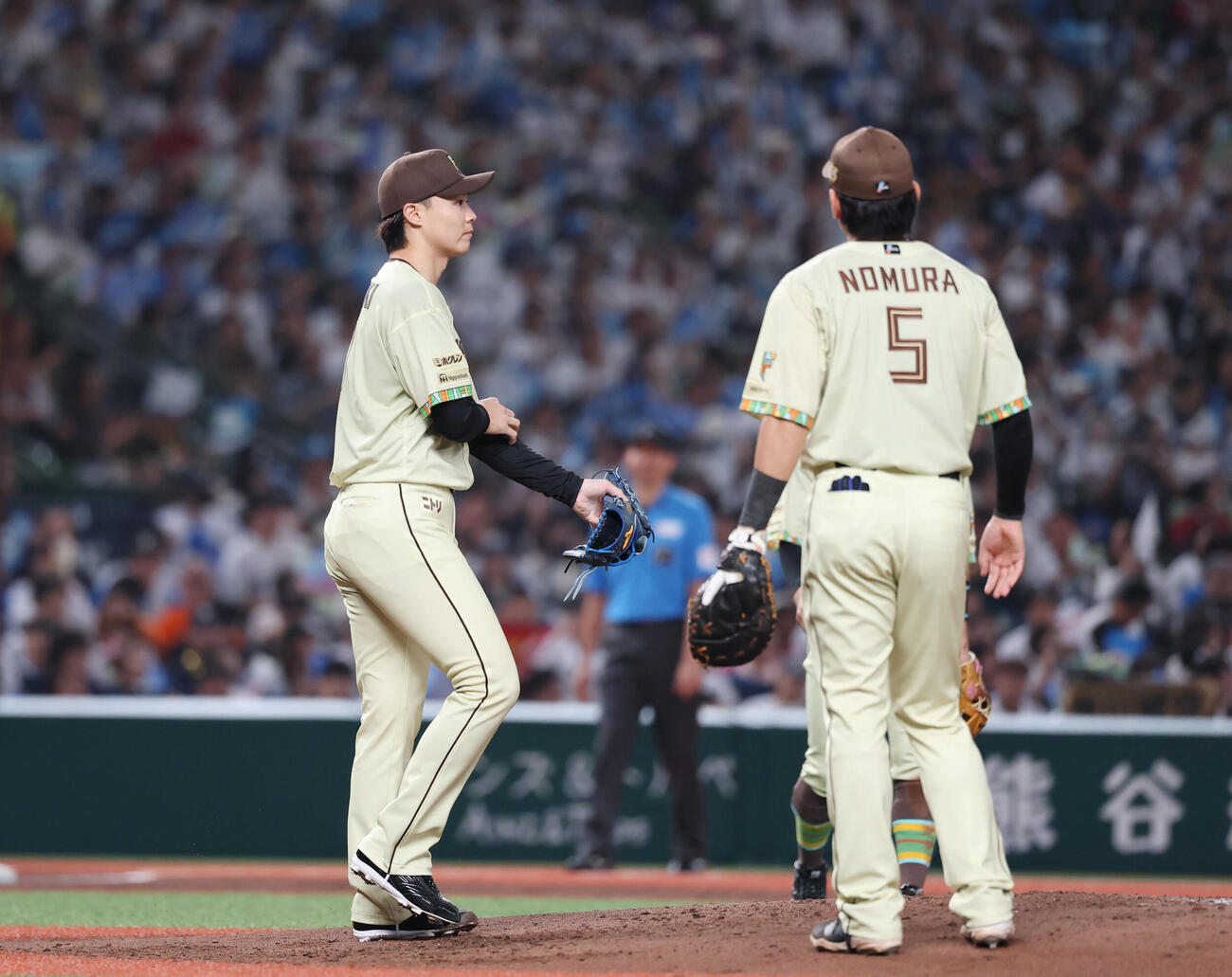 西武対日本ハム　3回裏西武無死一、二塁、西川愛也にセーフティーバントを決められ満塁のピンチを迎える山崎福也（左）（撮影・増田悦実）