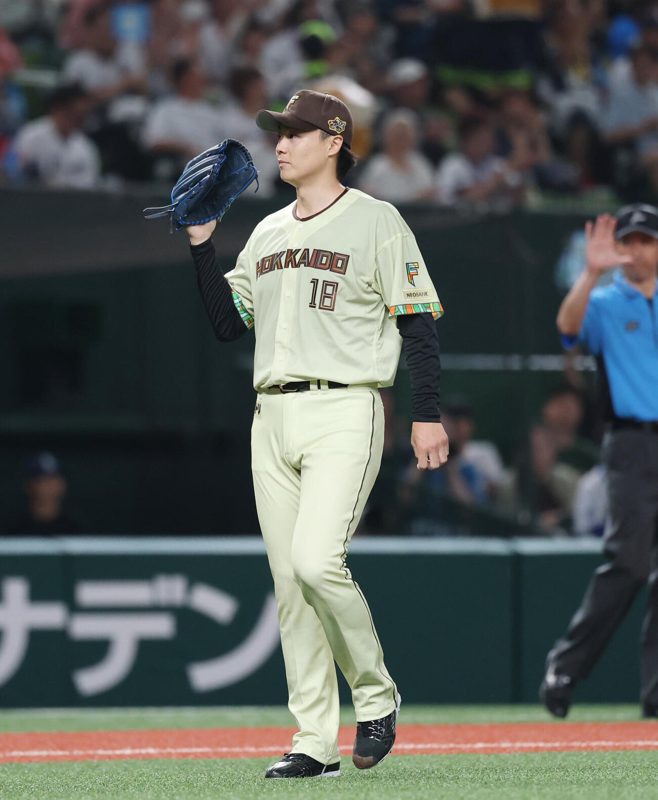 西武対日本ハム　3回裏西武無死一、二塁、西川愛也にセーフティーバントを決められ満塁のピンチを迎える山崎福也（撮影・増田悦実）