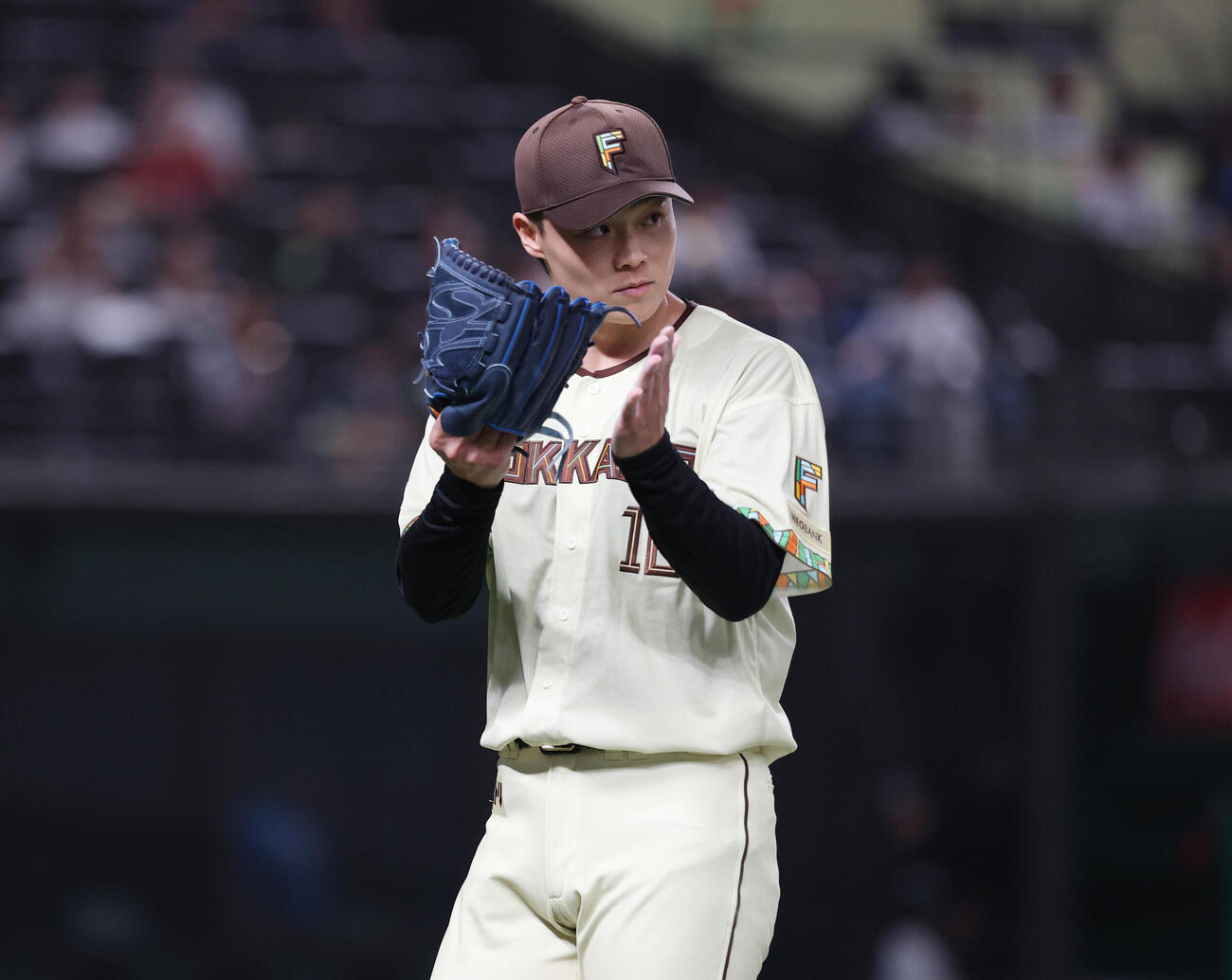西武対日本ハム　1回裏を無失点で終えナインに拍手を送る山崎福也（撮影・増田悦実）