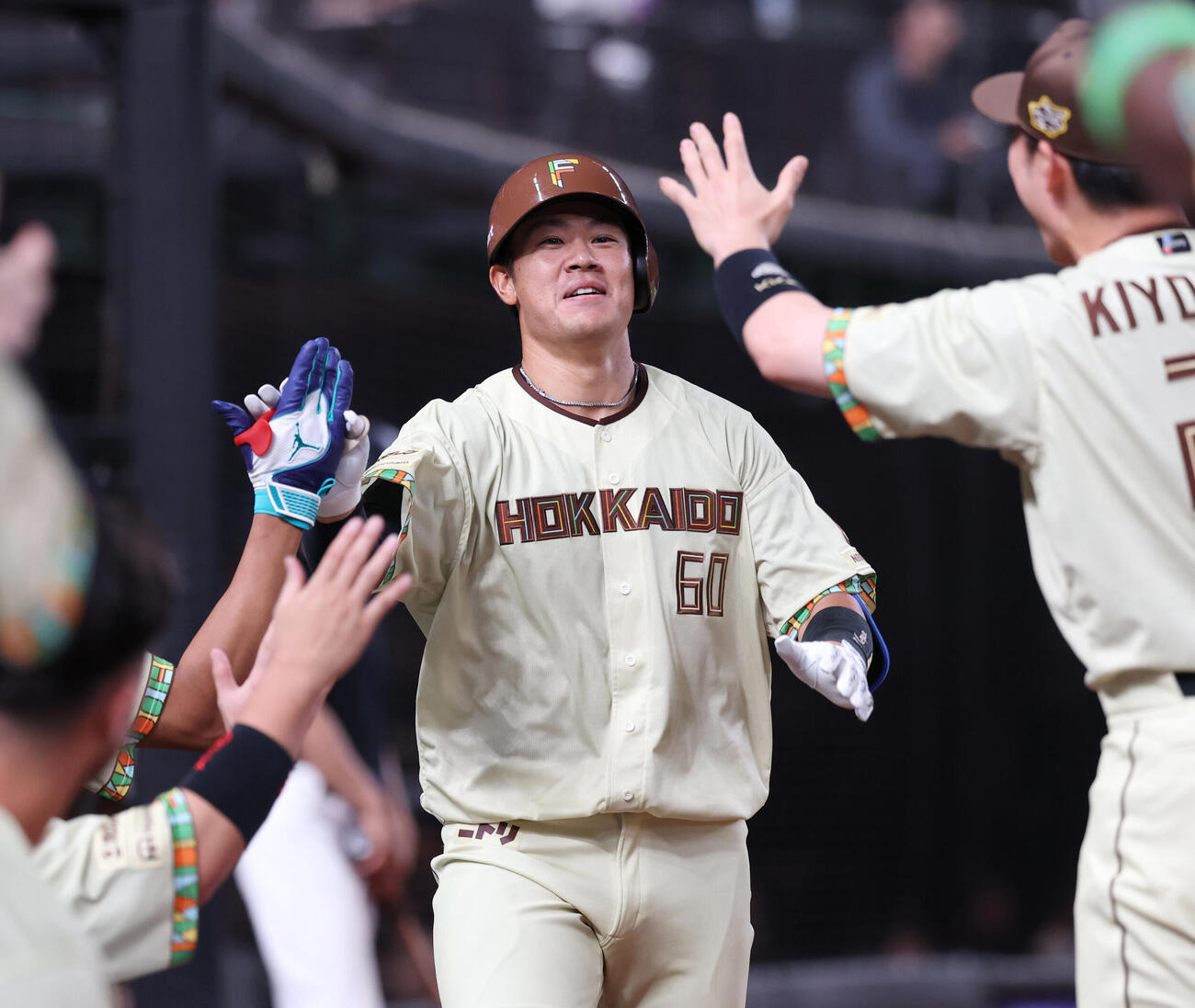 西武対日本ハム　6回表日本ハム1死、本塁打を放ちナインとタッチを交わす吉田賢吾（撮影・増田悦実）