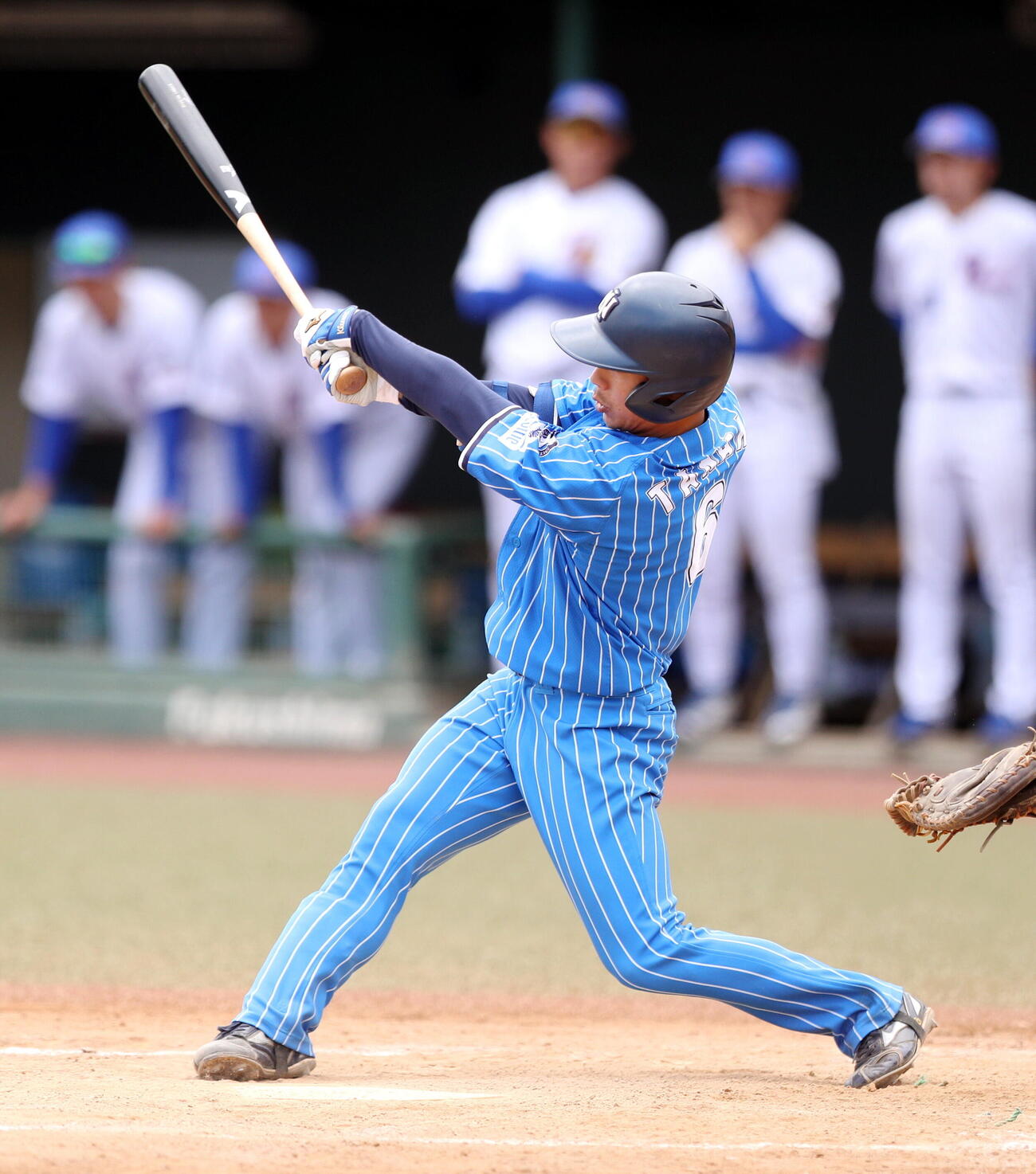 日本製紙石巻対七十七銀行　7回表1死三塁、勝ち越しの右前適時打放つ日本製紙石巻・田中祥都（撮影・木村有優）
