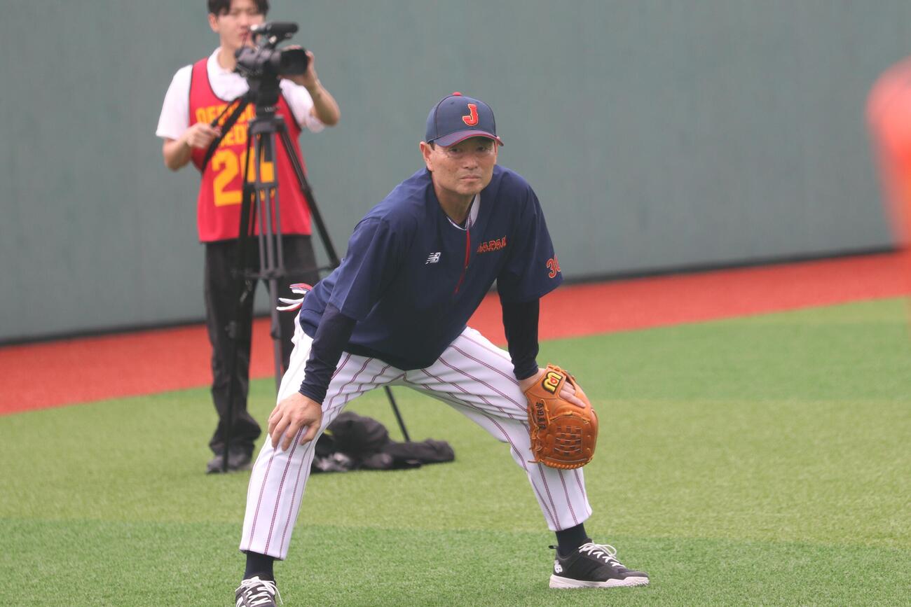実践練習を真剣なまなざしで見つめる桑田真澄侍ジャパンU12日本代表監督（撮影・服部航大）