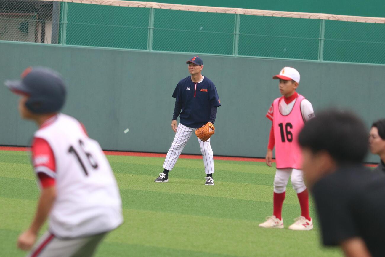 実践練習で左翼を守る桑田真澄侍ジャパンU12日本代表監督（撮影・服部航大）