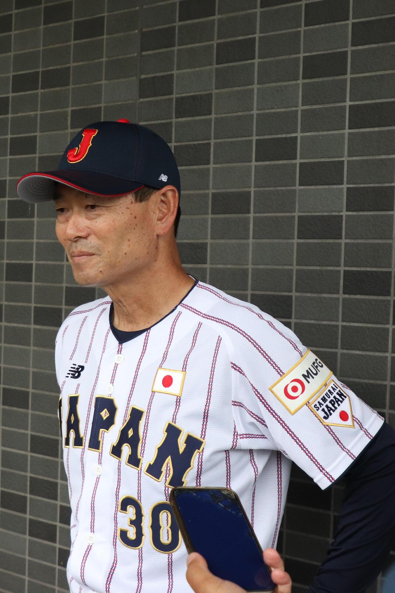 練習終了後、取材に応じる桑田真澄侍ジャパンU12日本代表監督（撮影・服部航大）
