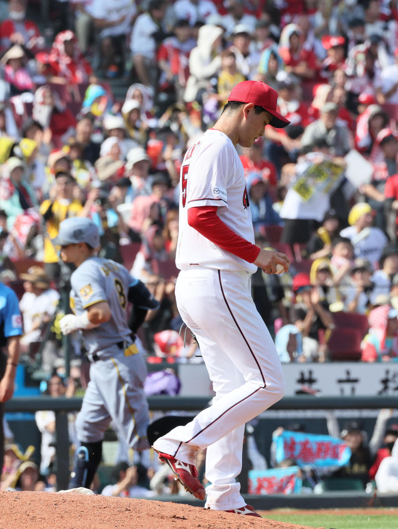 広島対阪神　6回表阪神無死、佐藤輝明に同点右越え本塁打を浴びたた岡本駿（撮影・加藤孝規）