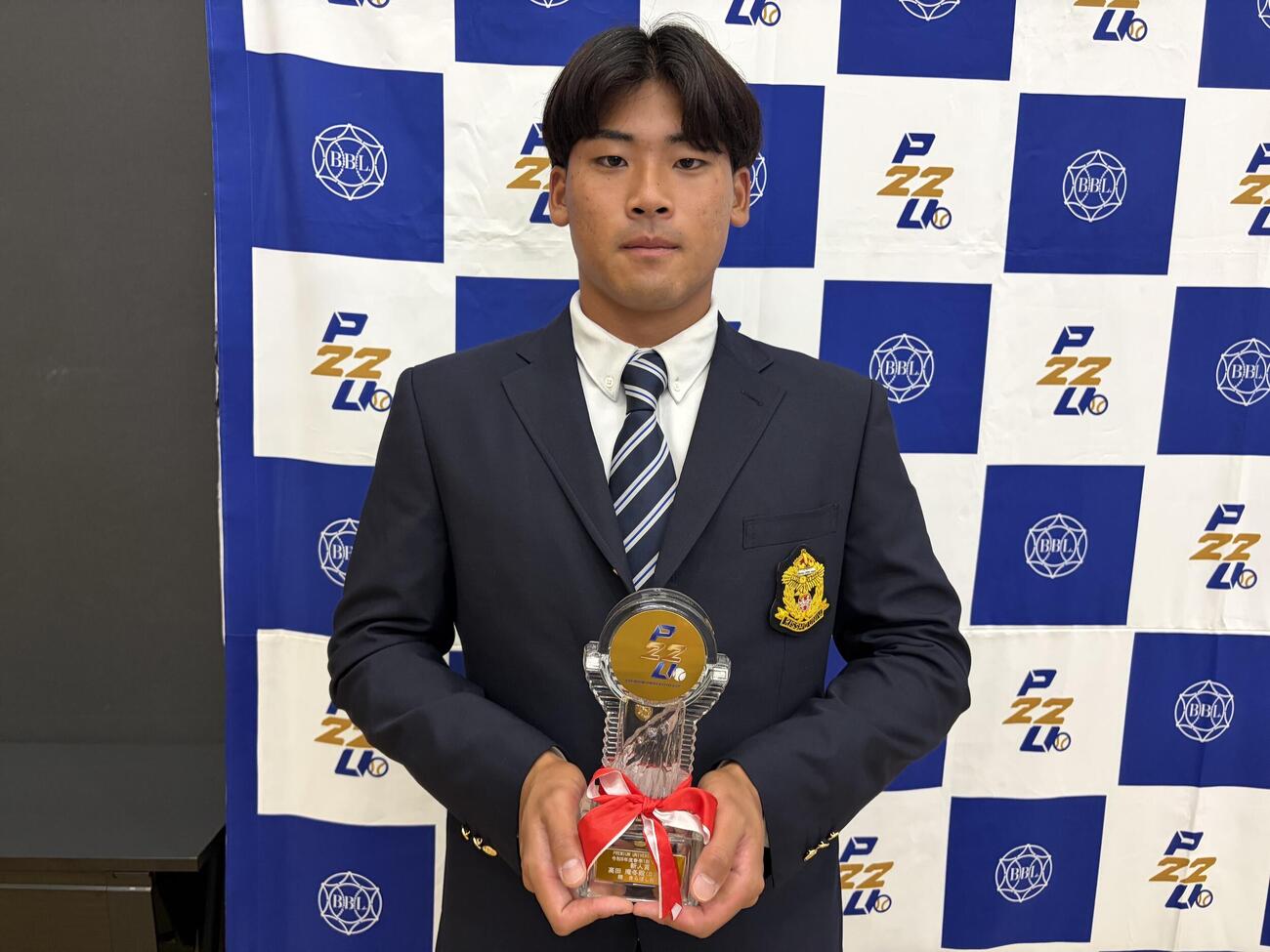 東都大学野球　表彰式で新人賞を受賞した立正大の高田庵冬