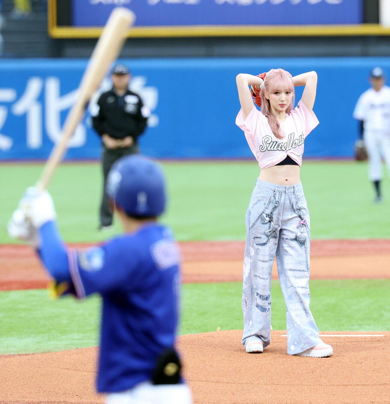 ヤクルト対中日　始球式を務めたME:IのSUZU（撮影・浅見桂子）
