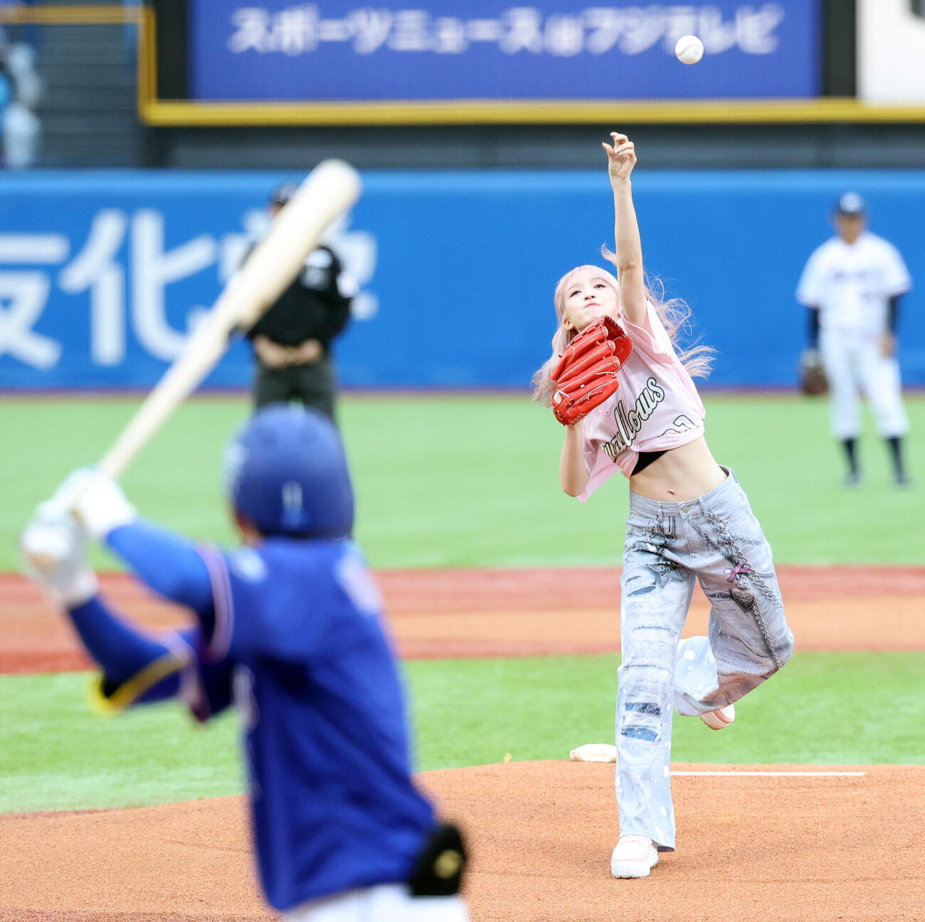 ヤクルト対中日　始球式を務めたME:IのSUZU（撮影・浅見桂子）