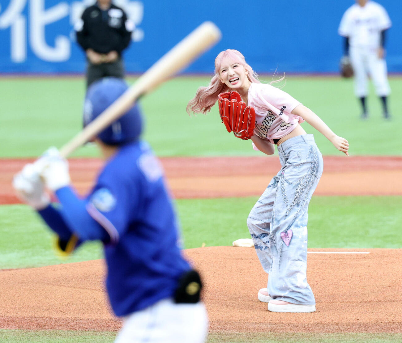 ヤクルト対中日　始球式を務めたME:IのSUZU（撮影・浅見桂子）