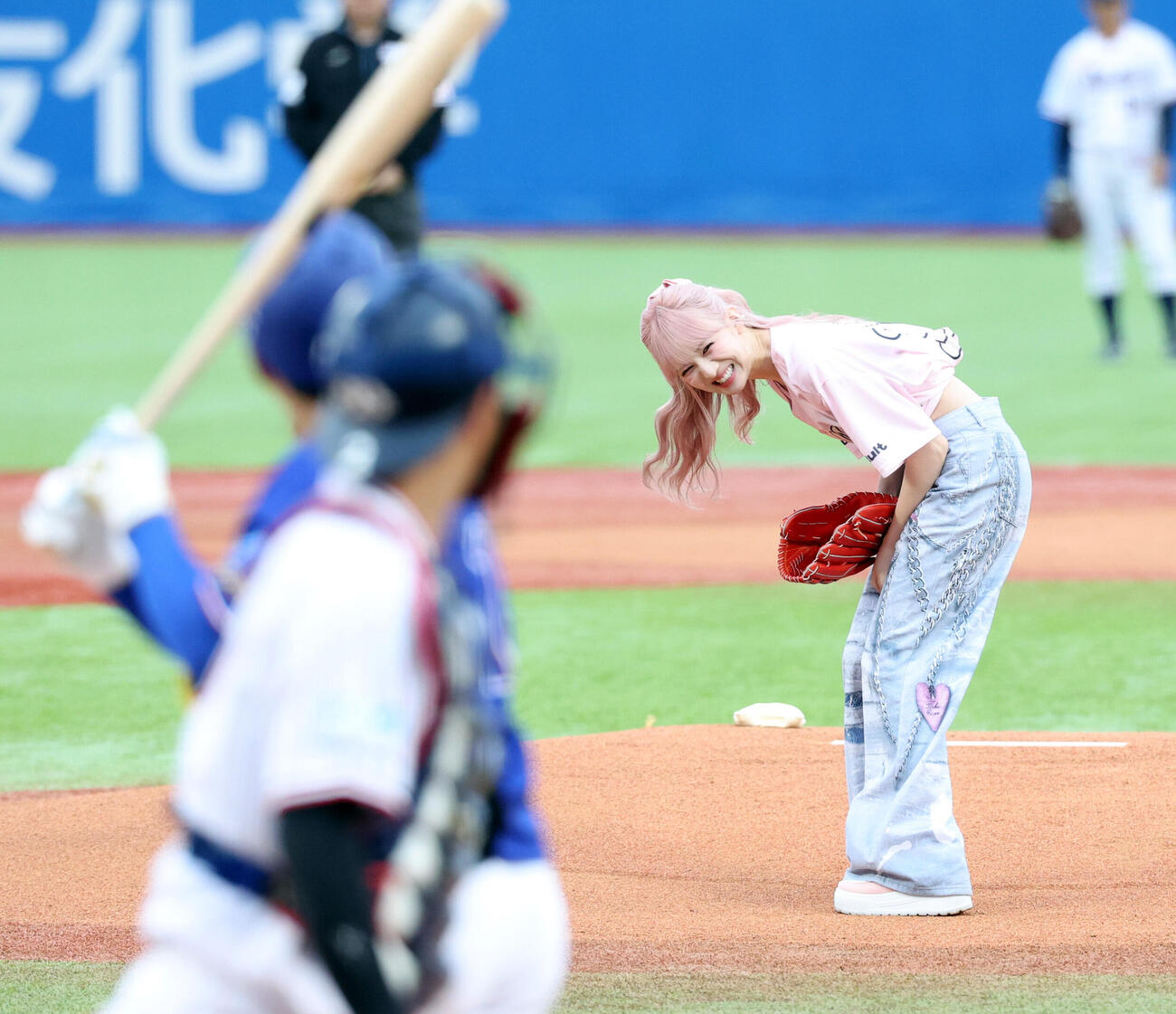 ヤクルト対中日　始球式を務めたME:IのSUZU（撮影・浅見桂子）