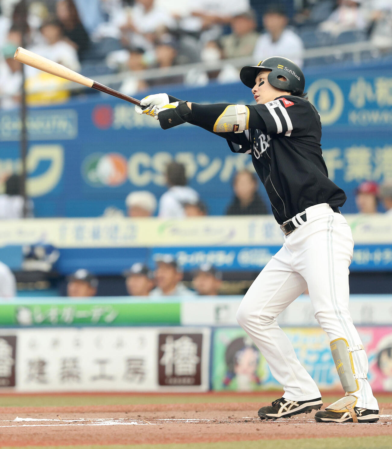 ロッテ対ソフトバンク　2回表ソフトバンク1死一、三塁、左中間先制3点本塁打を放つ正木智也（撮影・河田真司）