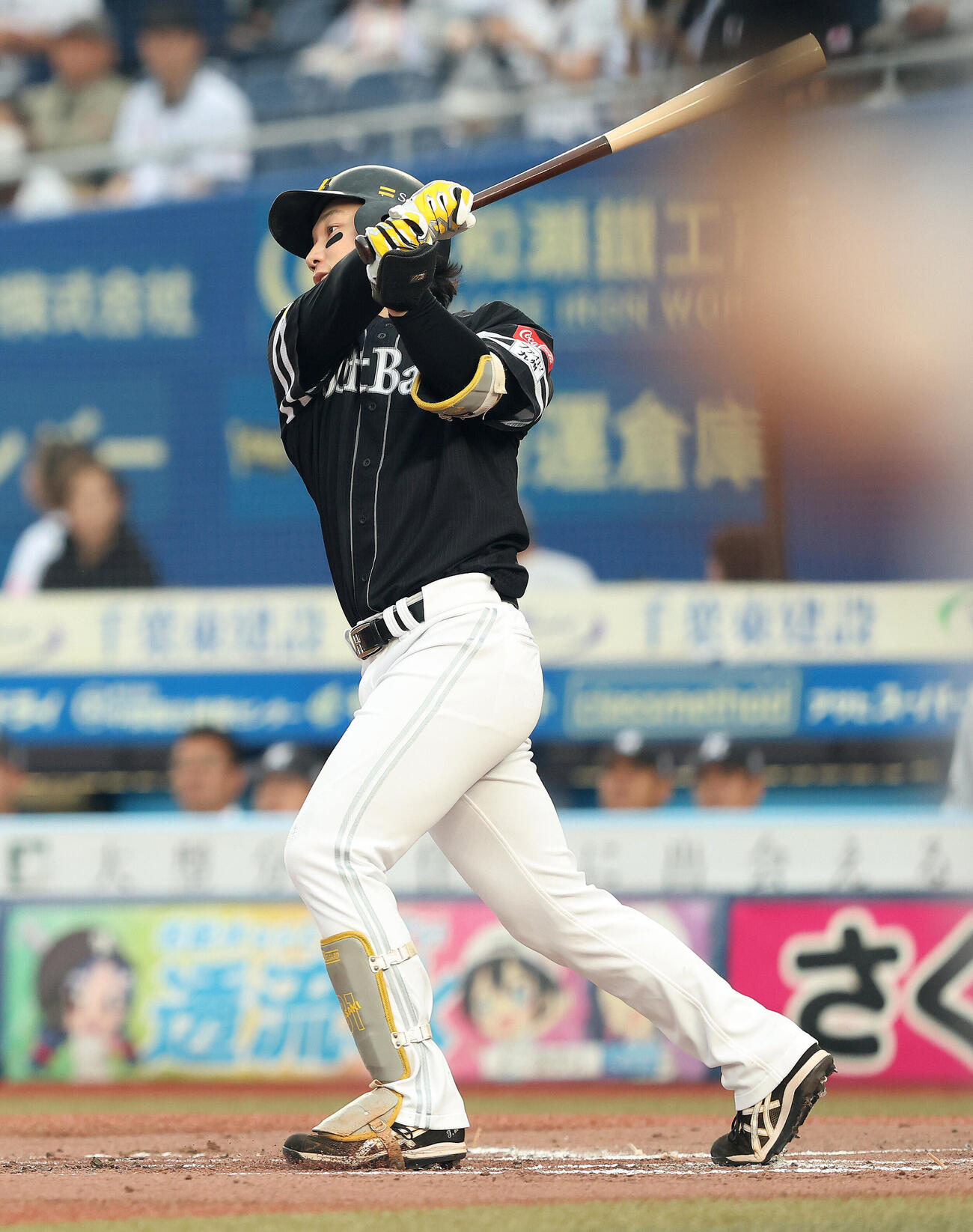 ロッテ対ソフトバンク　2回表ソフトバンク1死一、三塁、左中間先制3点本塁打を放つ正木智也（撮影・河田真司）
