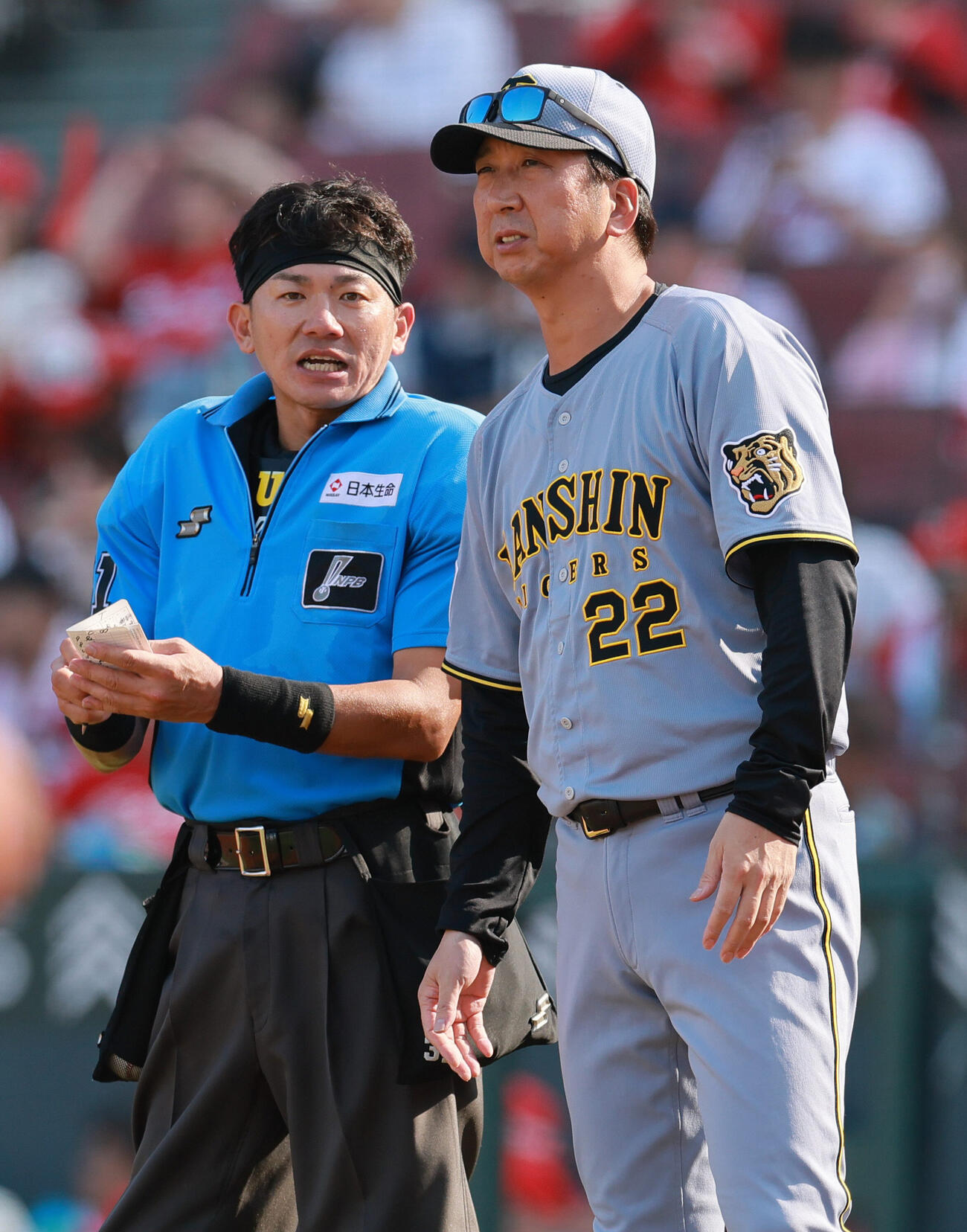 広島対阪神　8回表を終え、藤川球児監督は球審に交代を告げる（撮影・上山淳一）