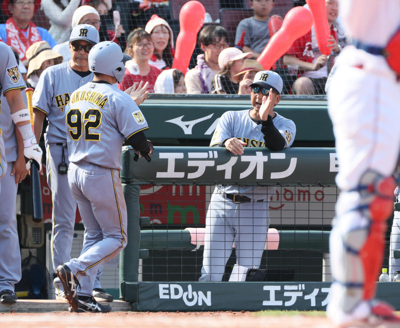 広島対阪神　7回表阪神1死一、二塁、中野拓夢の中越えの勝ち越し2点適時三塁打で生還した福島圭音を迎える藤川球児監督（撮影・加藤孝規）