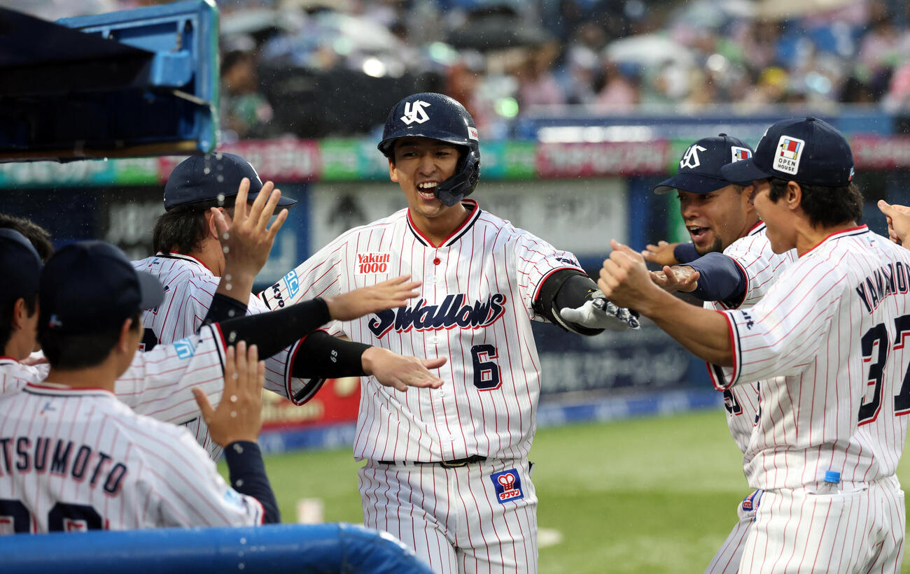 ヤクルト対中日　5回裏ヤクルト無死、松下歩叶はプロ初本塁打で先制し、ナインに祝福され笑顔（撮影・浅見桂子）
