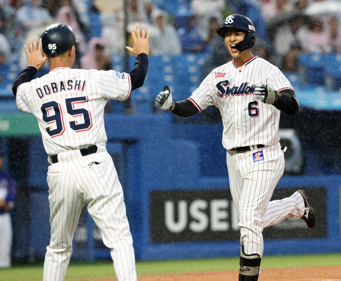 ヤクルト対中日　5回裏ヤクルト無死、松下歩叶はプロ初本塁打で先制し笑顔で生還（撮影・浅見桂子）
