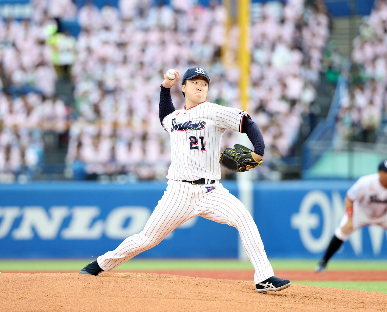 ヤクルト対中日　レディースデーでピンクに染まったスタンドを背に力投するヤクルト先発の吉村貢司郎（撮影・浅見桂子）