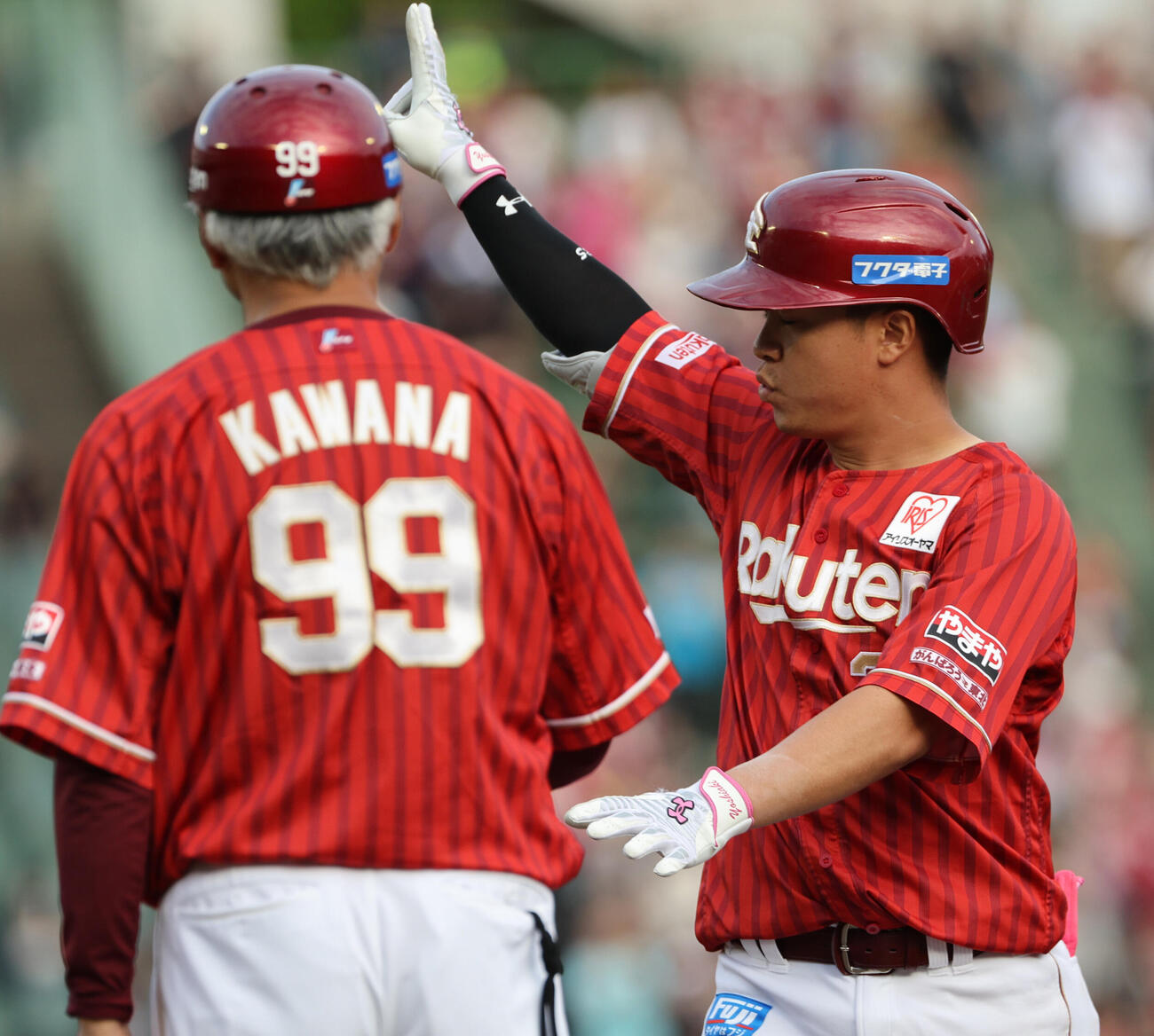 オリックス対楽天　6回表楽天2死一、二塁、渡辺佳明は適時打を放ちベンチに向かってポーズ（撮影・西尾就之）