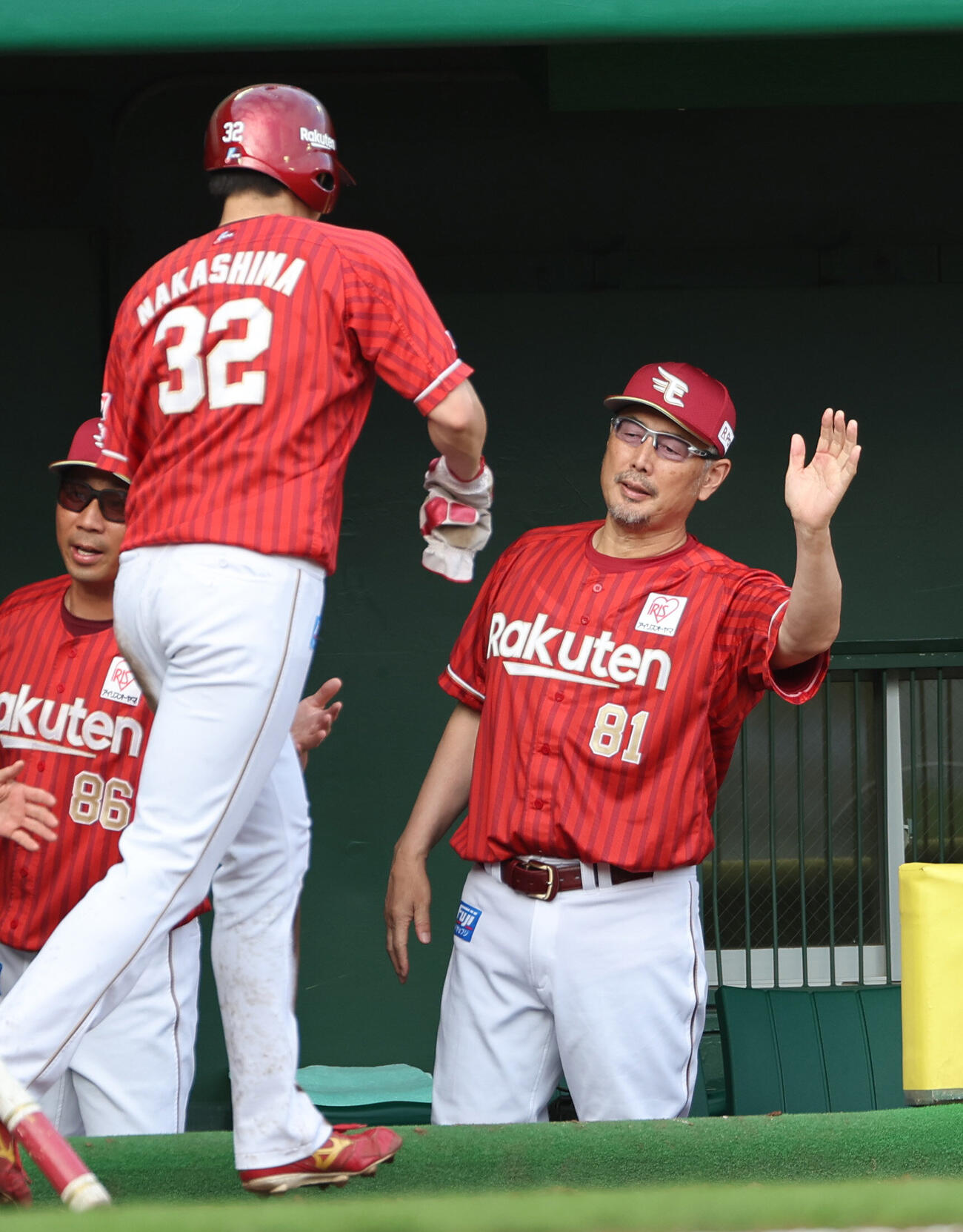オリックス対楽天　6回表楽天2死一、二塁、吉井理人監督渡辺佳明の適時打で生還した中島大輔を迎える（撮影・西尾就之）