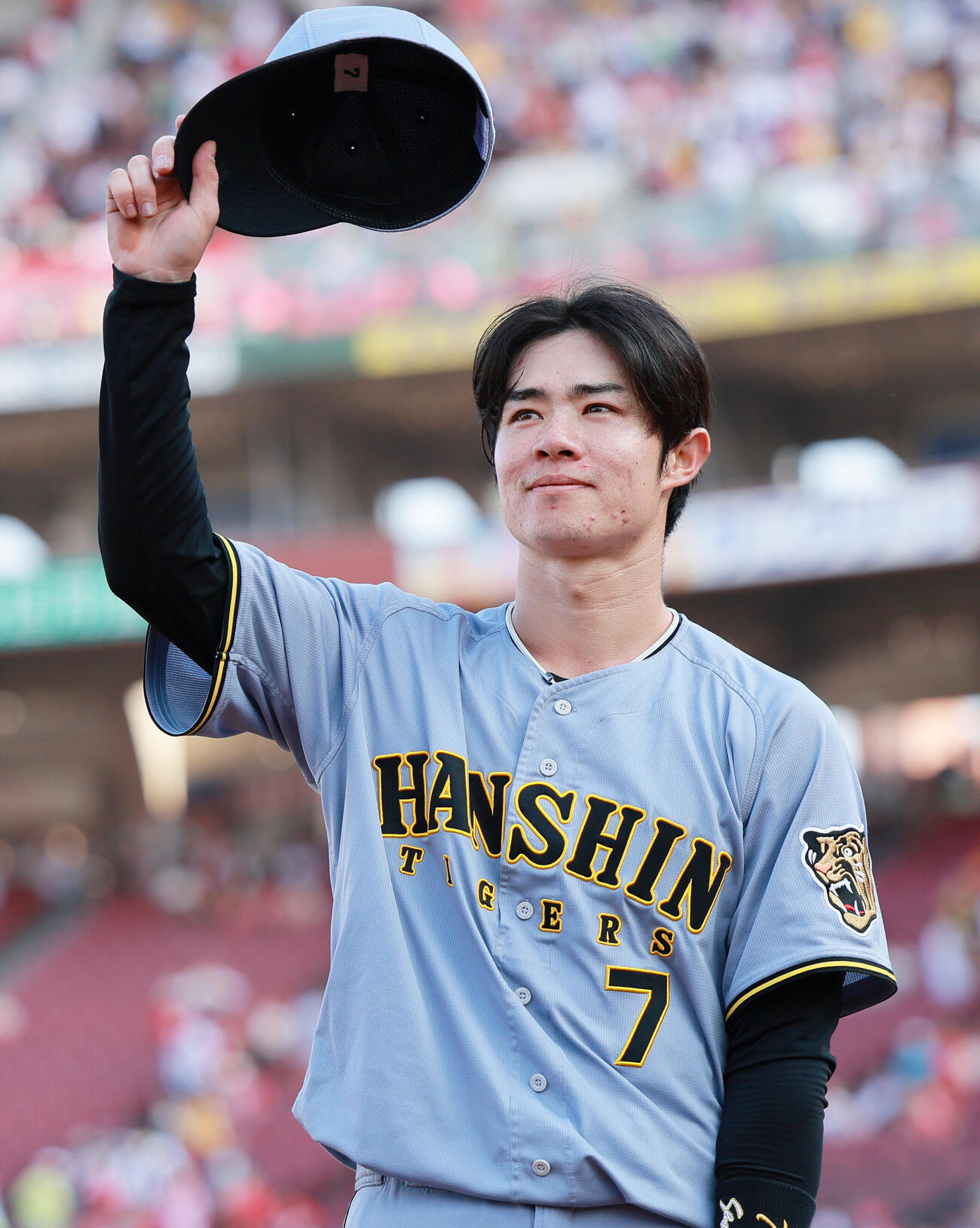 広島対阪神　ファンの声援に応えるヒーローの阪神中野拓夢（撮影・上山淳一）