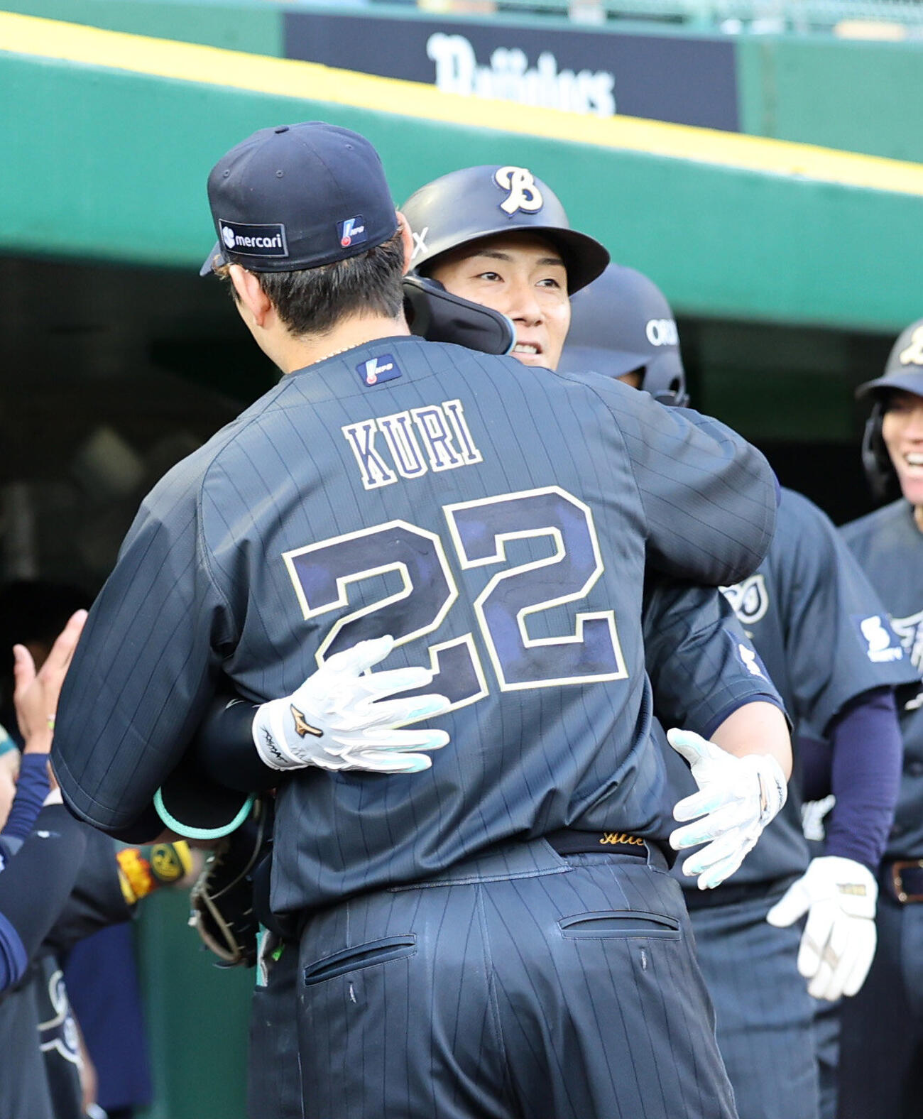 オリックス対楽天　7回裏オリックス1死満塁、西川龍馬は本塁打を放ち、ベンチ前で九里亜蓮と抱き合う（撮影・西尾就之）