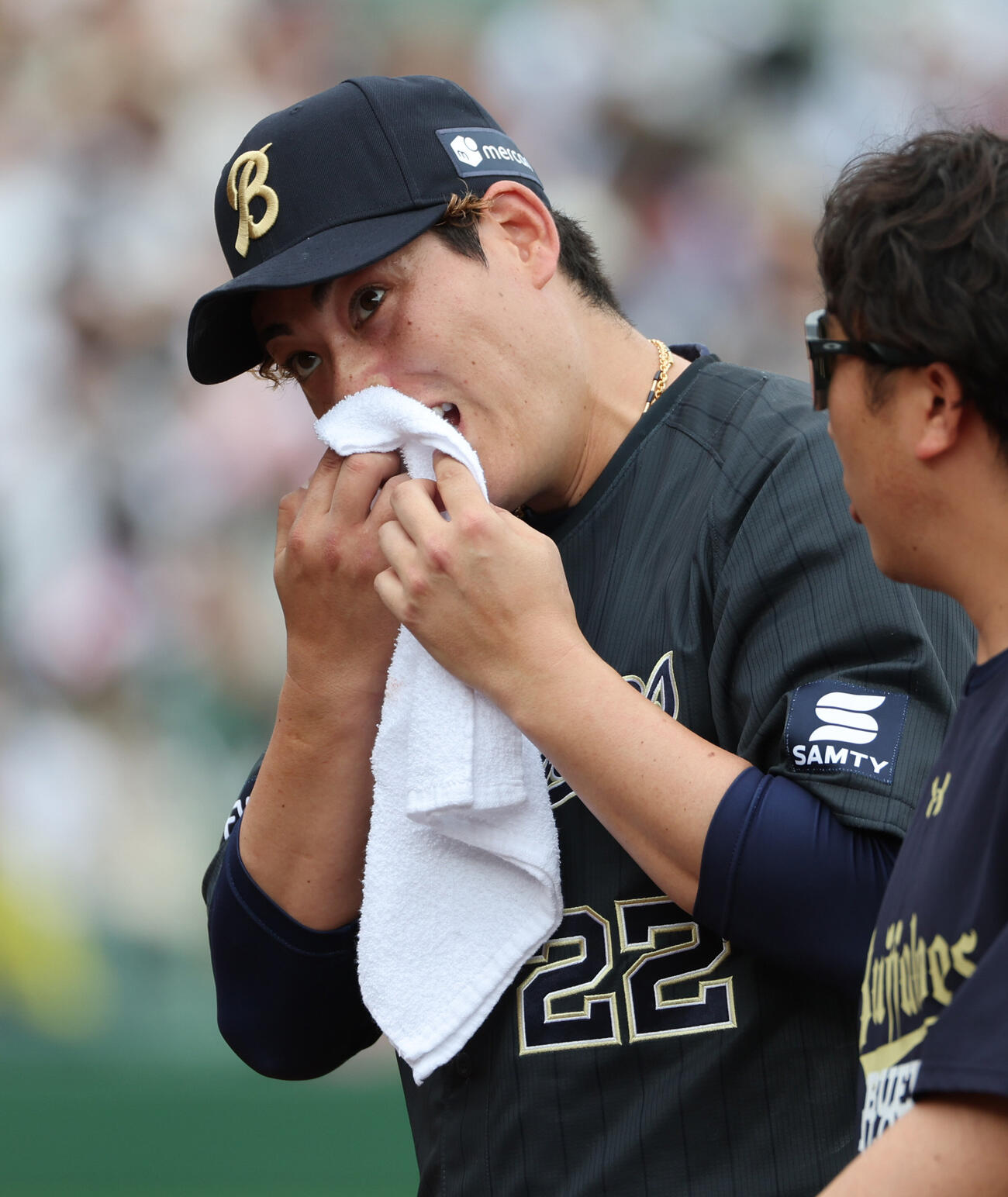 オリックス対楽天　2回表楽天1死、オリックス先発の九里亜蓮は鼻血を出して一旦ベンチに戻る（撮影・西尾就之）