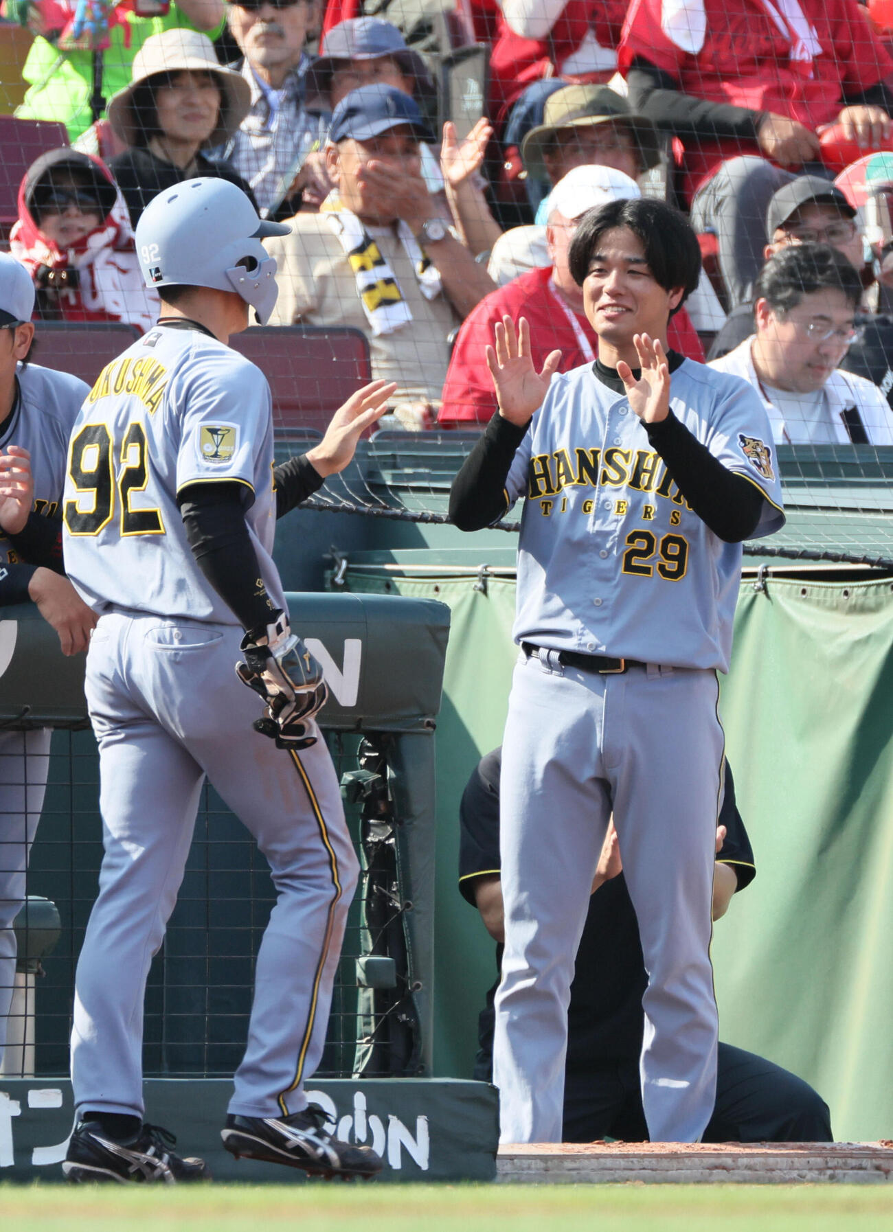 広島対阪神　7回表阪神1死一、二塁、中野拓夢の中越えの勝ち越し2点適時三塁打で生還した福島圭音を迎える高橋遥人（撮影・加藤孝規）