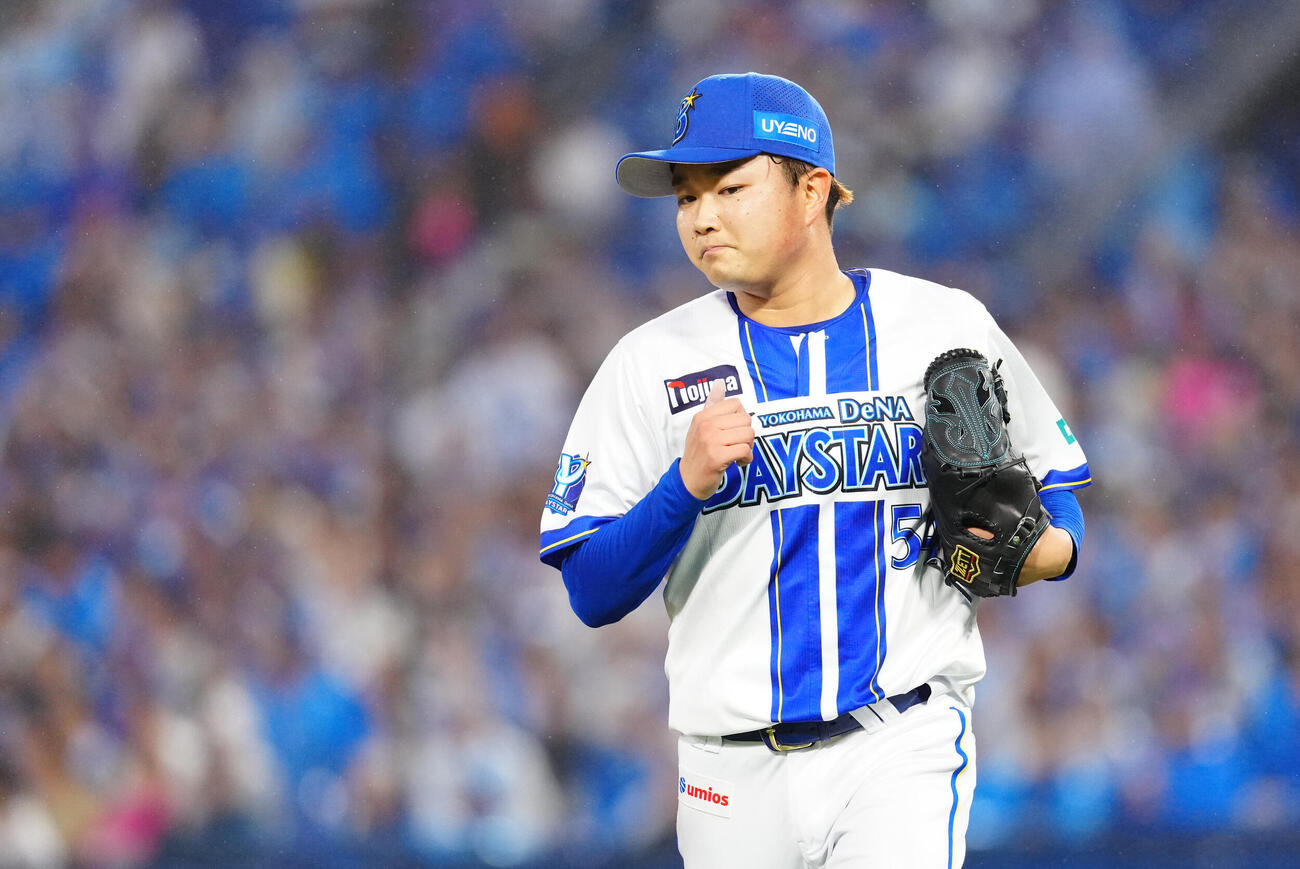 DeNA対巨人　2回表巨人1死一、三塁、トレイ・キャベッジに先制適時打を浴びる石田裕太郎（撮影・江口和貴）