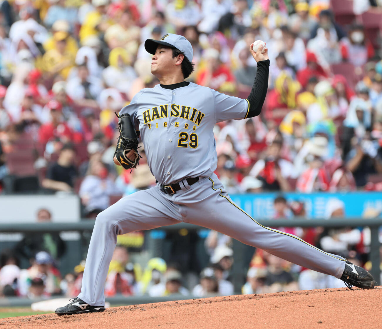 広島対阪神　力投する阪神先発の高橋遥人（撮影・加藤孝規）
