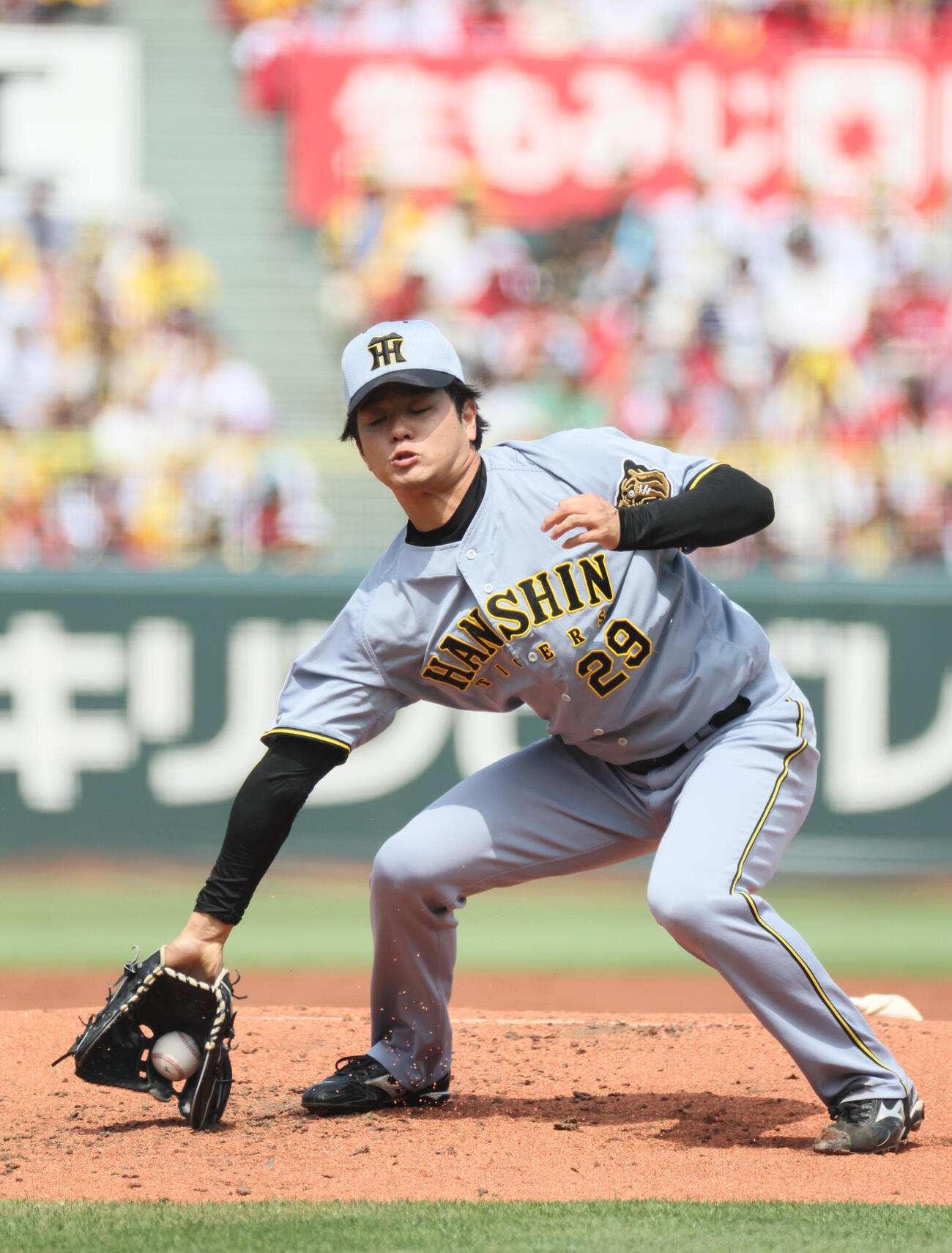 広島対阪神　1回裏広島無死、名原典彦を投ゴロに仕留めた高橋遥人（撮影・加藤孝規）