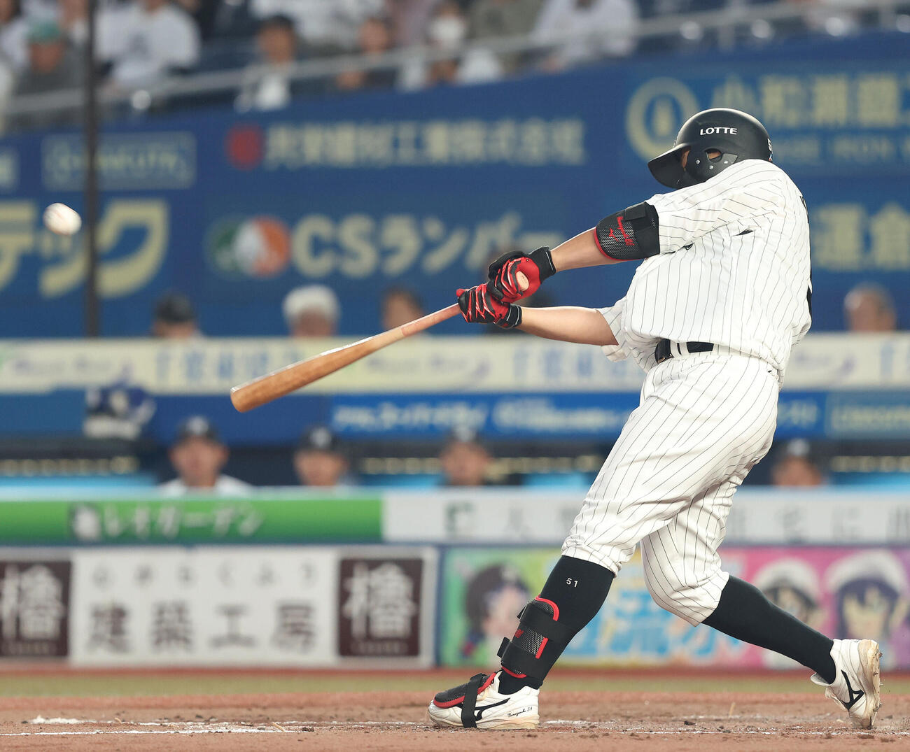 ロッテ対ソフトバンク　5回裏ロッテ2死一塁、左中間同点2点本塁打を放つ山口航輝（撮影・河田真司）