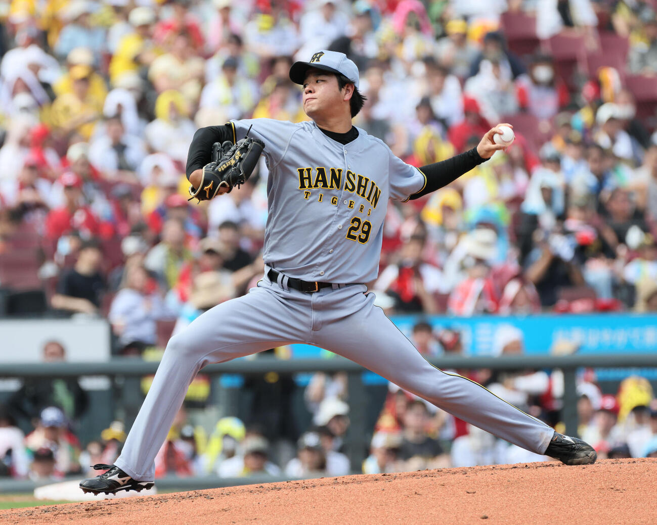 広島対阪神　力投する阪神先発の高橋遥人（撮影・加藤孝規）
