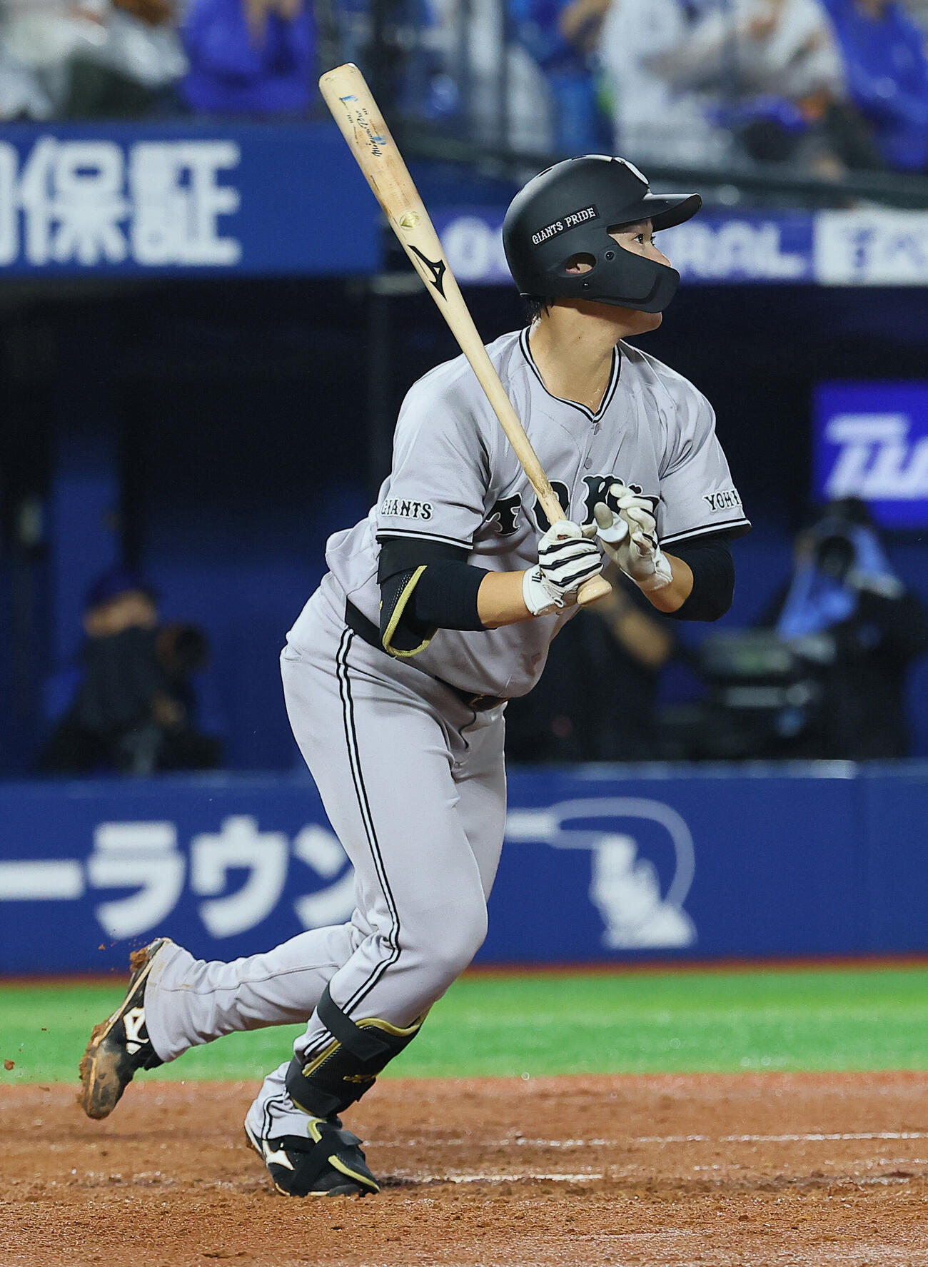 DeNA対巨人　4回表巨人1死一、三塁、犠飛を放つ井上温大（撮影・水谷安孝）