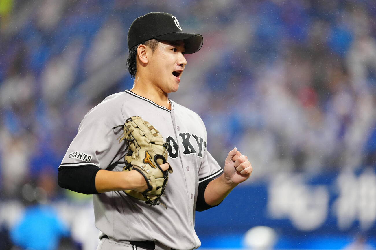 DeNA対巨人　2回裏終了後、ベンチに引き揚げる巨人先発の井上温大（撮影・江口和貴）