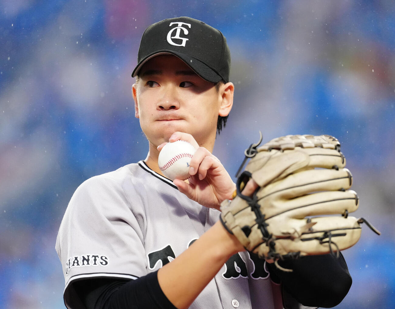 DeNA対巨人　1回裏前、投球練習する巨人先発の井上温大（撮影・江口和貴）