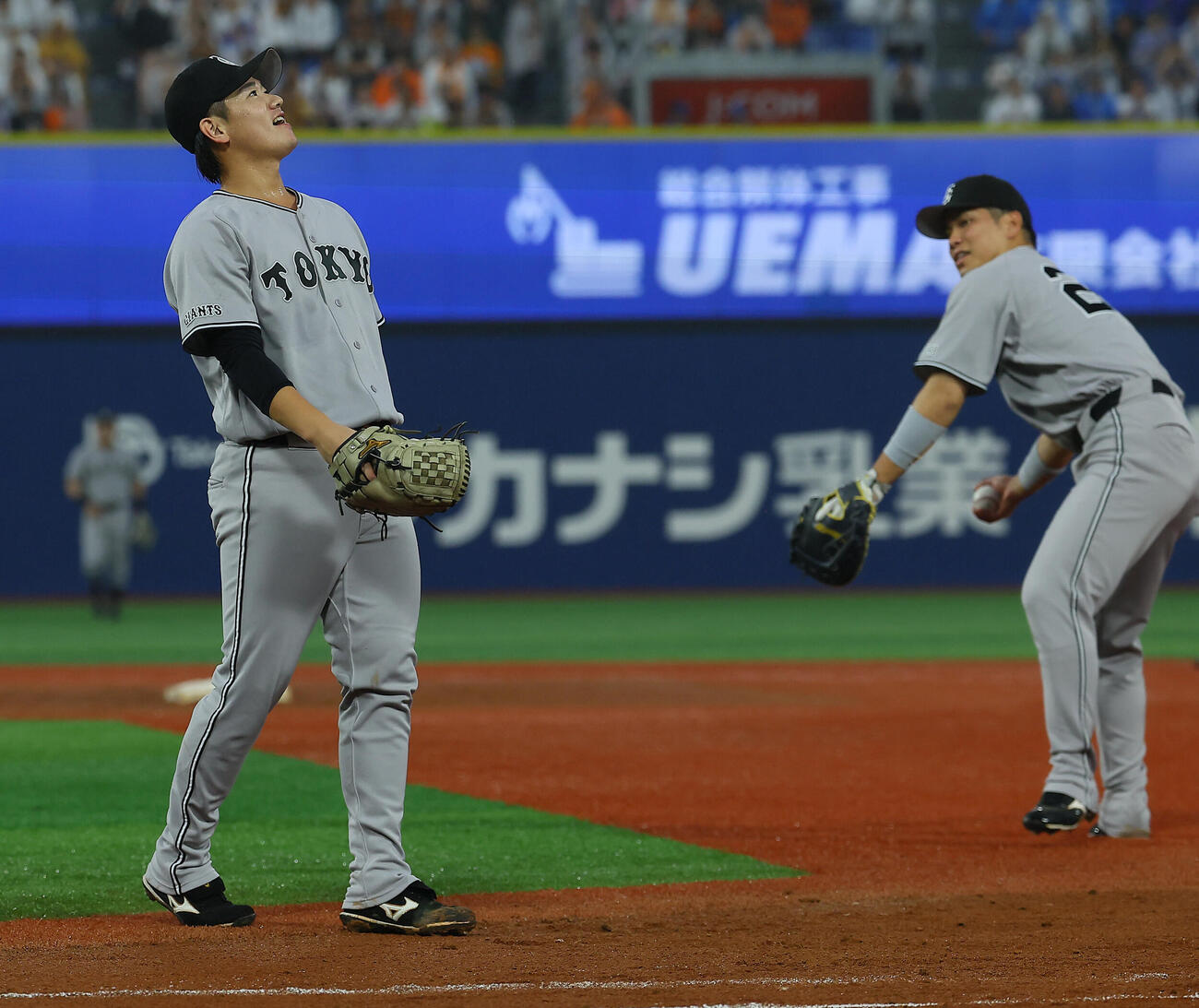DeNA対巨人　2回裏DeNA1死、度会隆輝に内野安打許し悔しがる井上温大（撮影・水谷安孝）
