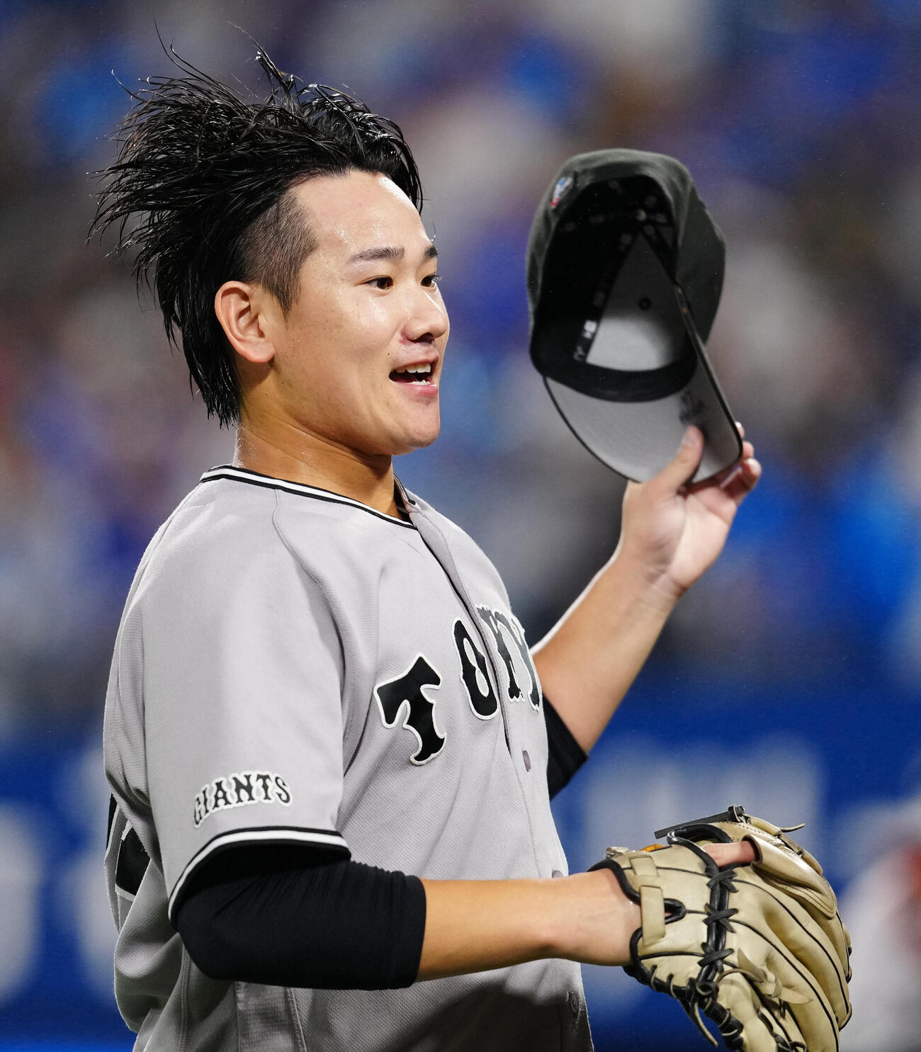 DeNA対巨人　3回裏終了後、ベンチに引き揚げる巨人先発の井上温大（撮影・江口和貴）