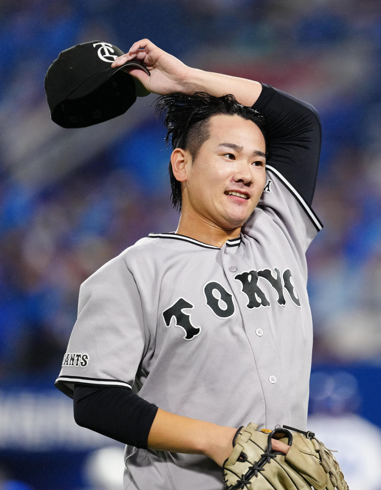 DeNA対巨人　3回裏終了後、ベンチに引き揚げる巨人先発の井上温大（撮影・江口和貴）