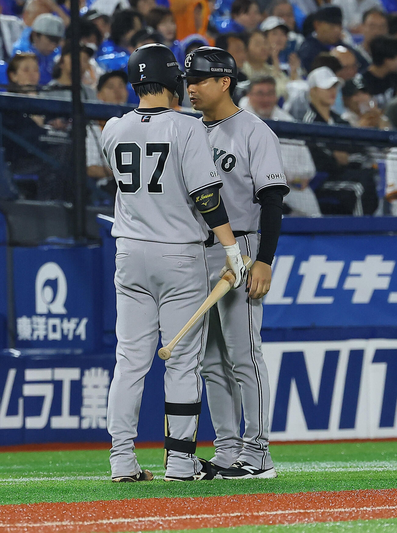 DeNA対巨人　4回表巨人1死一、三塁、サインの確認をする井上温大（左）（撮影・水谷安孝）