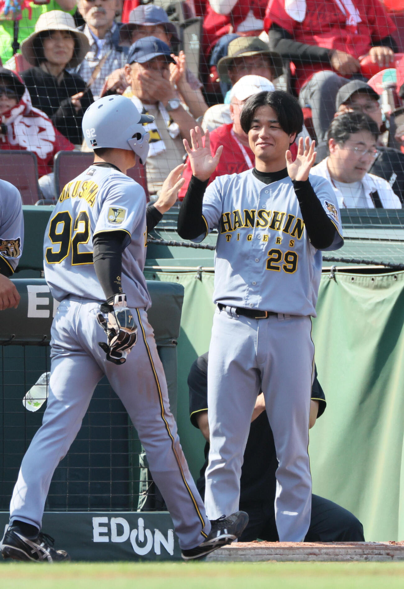 広島対阪神　7回表阪神1死一、二塁、中野拓夢の中越えの勝ち越し2点適時三塁打で生還した福島圭音を迎える高橋遥人（撮影・加藤孝規）