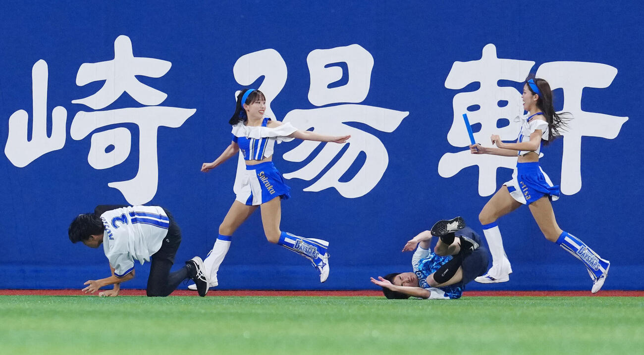 DeNA対巨人　試合前、レインコートを着るDB．スターマン（左）とDB．キララ（撮影・江口和貴）