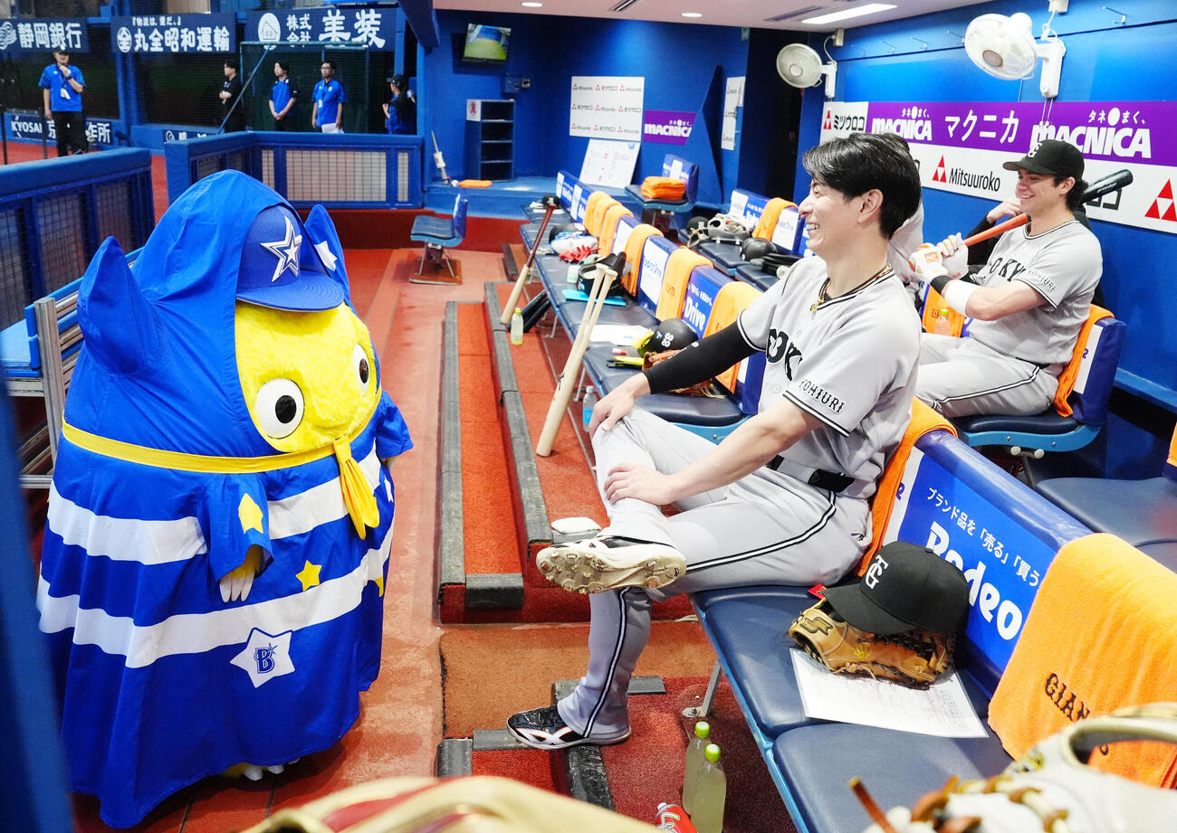 DeNA対巨人　試合前、チャピーと交流する巨人松本剛ら（撮影・江口和貴）